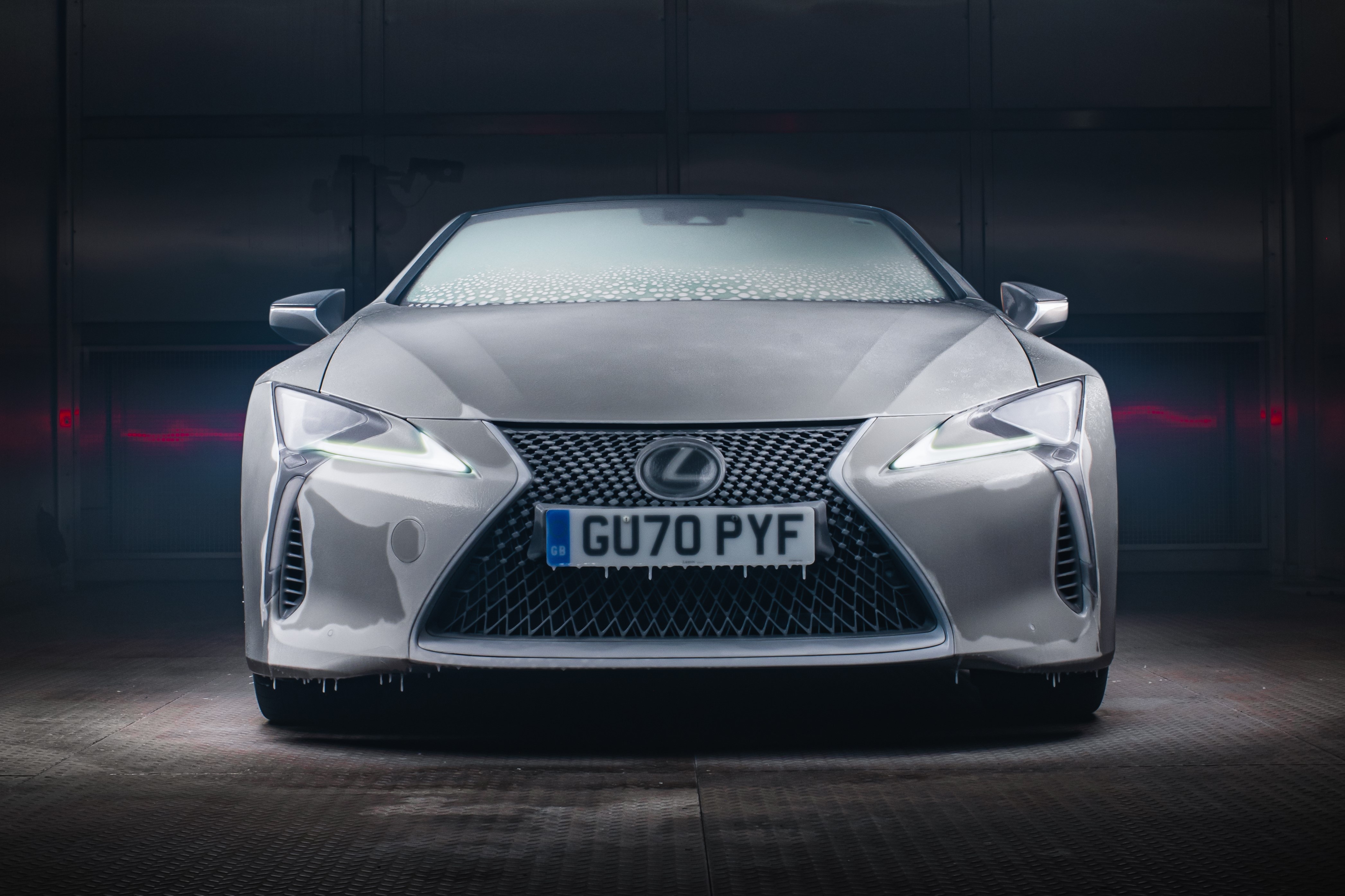 xe mui tran Lexus bi dong bang 12 gio anh 2