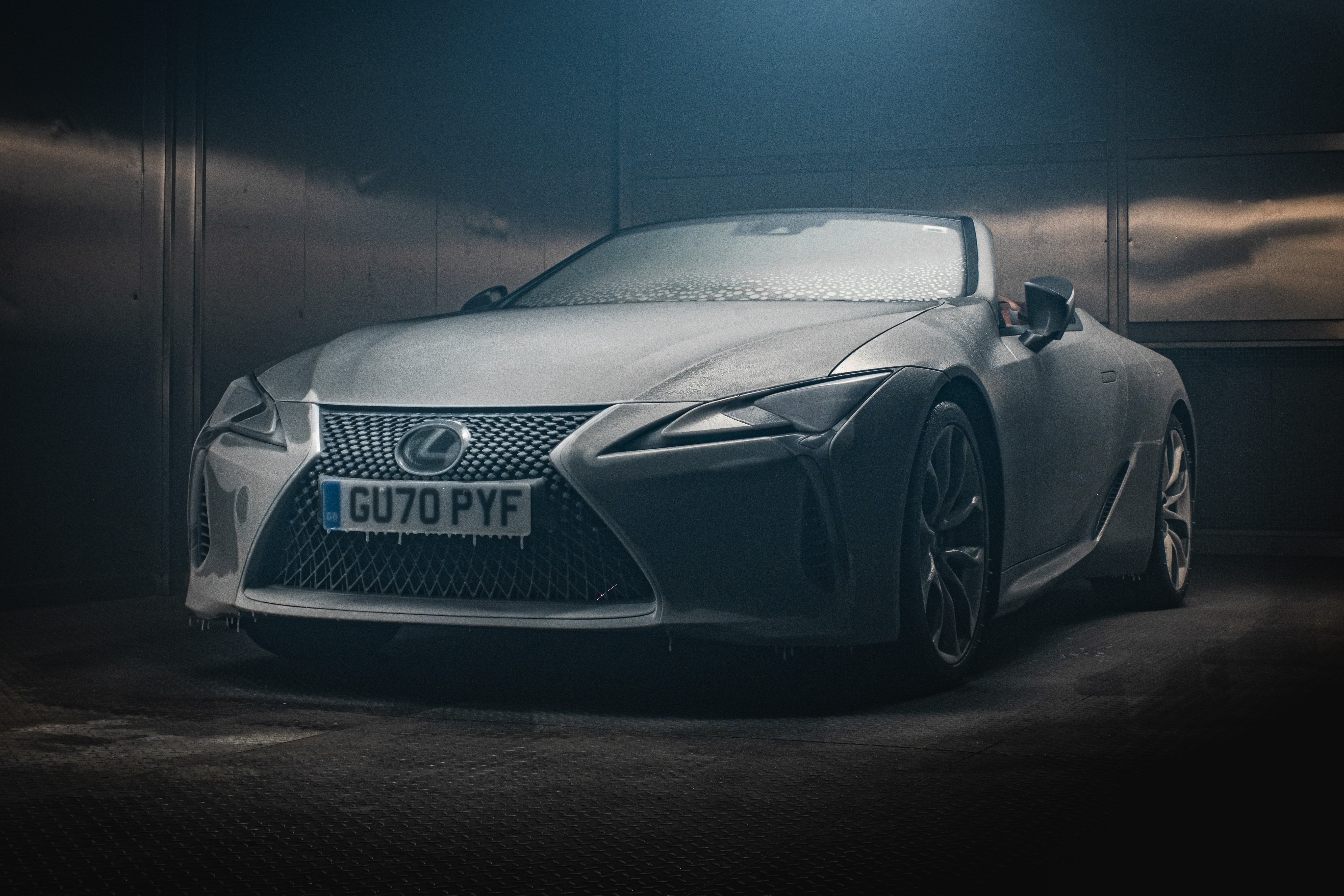 Xe mui tran Lexus van hoat dong sau 12 tieng bi dong bang hinh anh