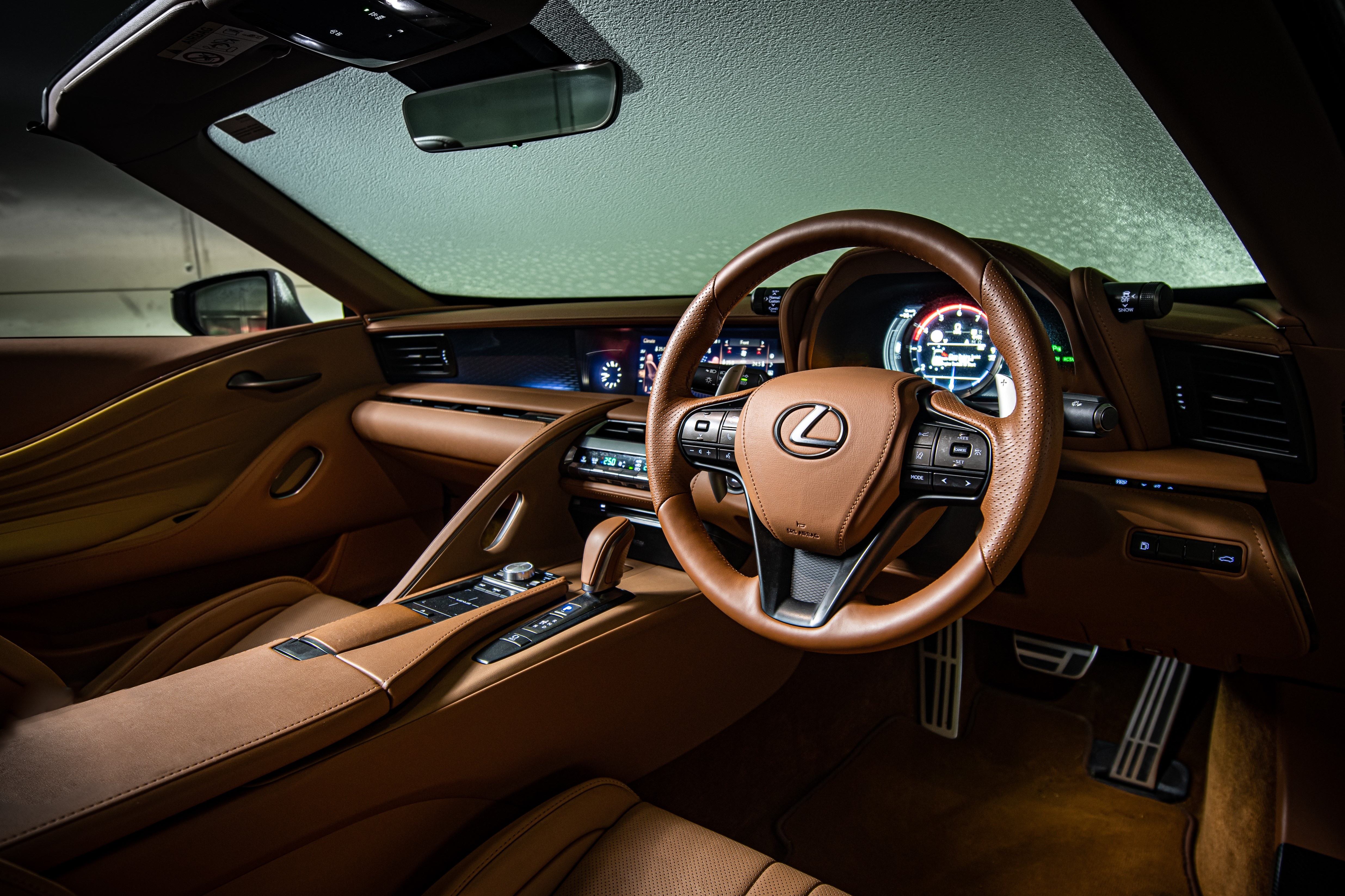 xe mui tran Lexus bi dong bang 12 gio anh 3