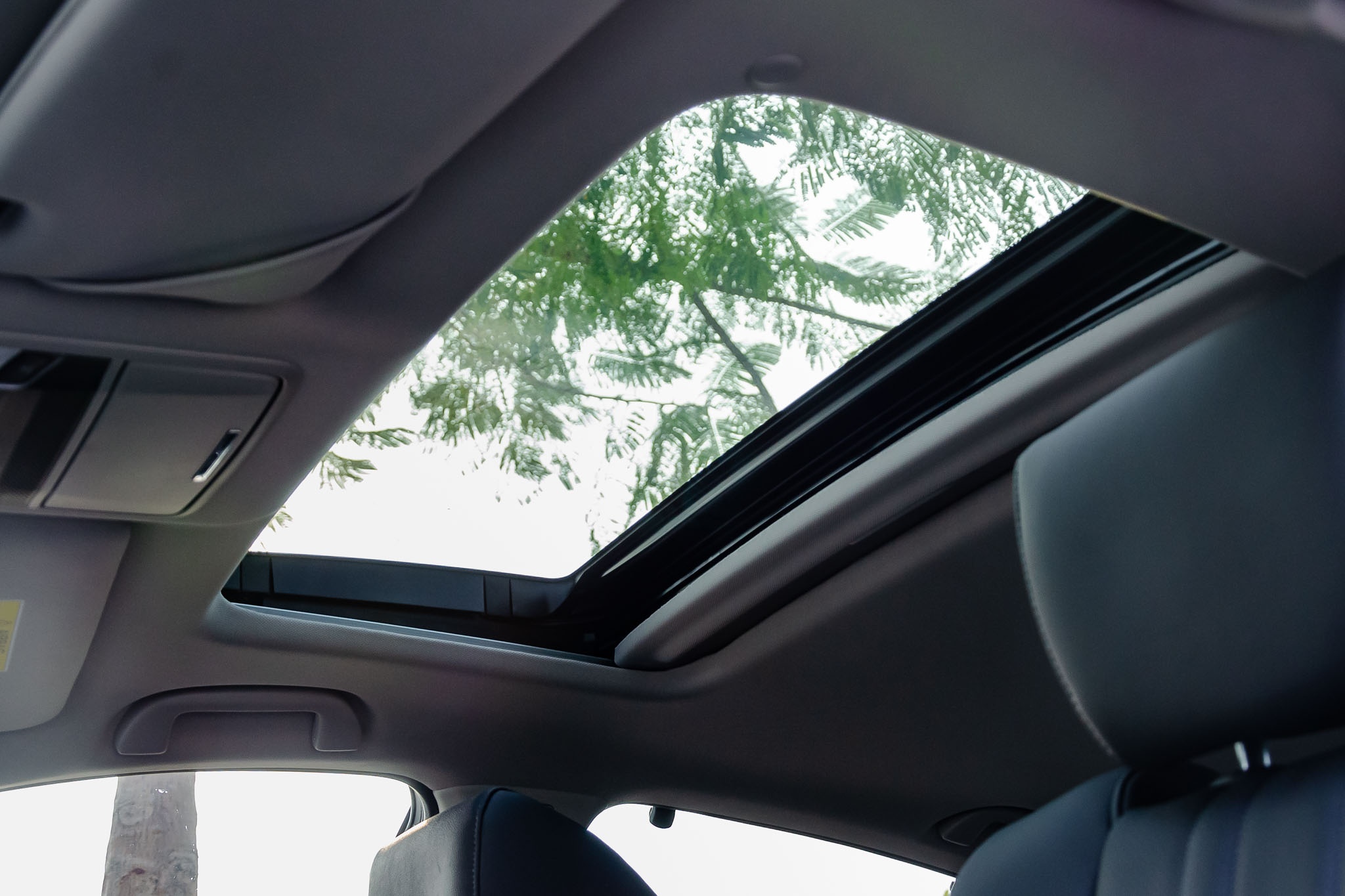 Toi co nen mua oto co cua so troi? hinh anh