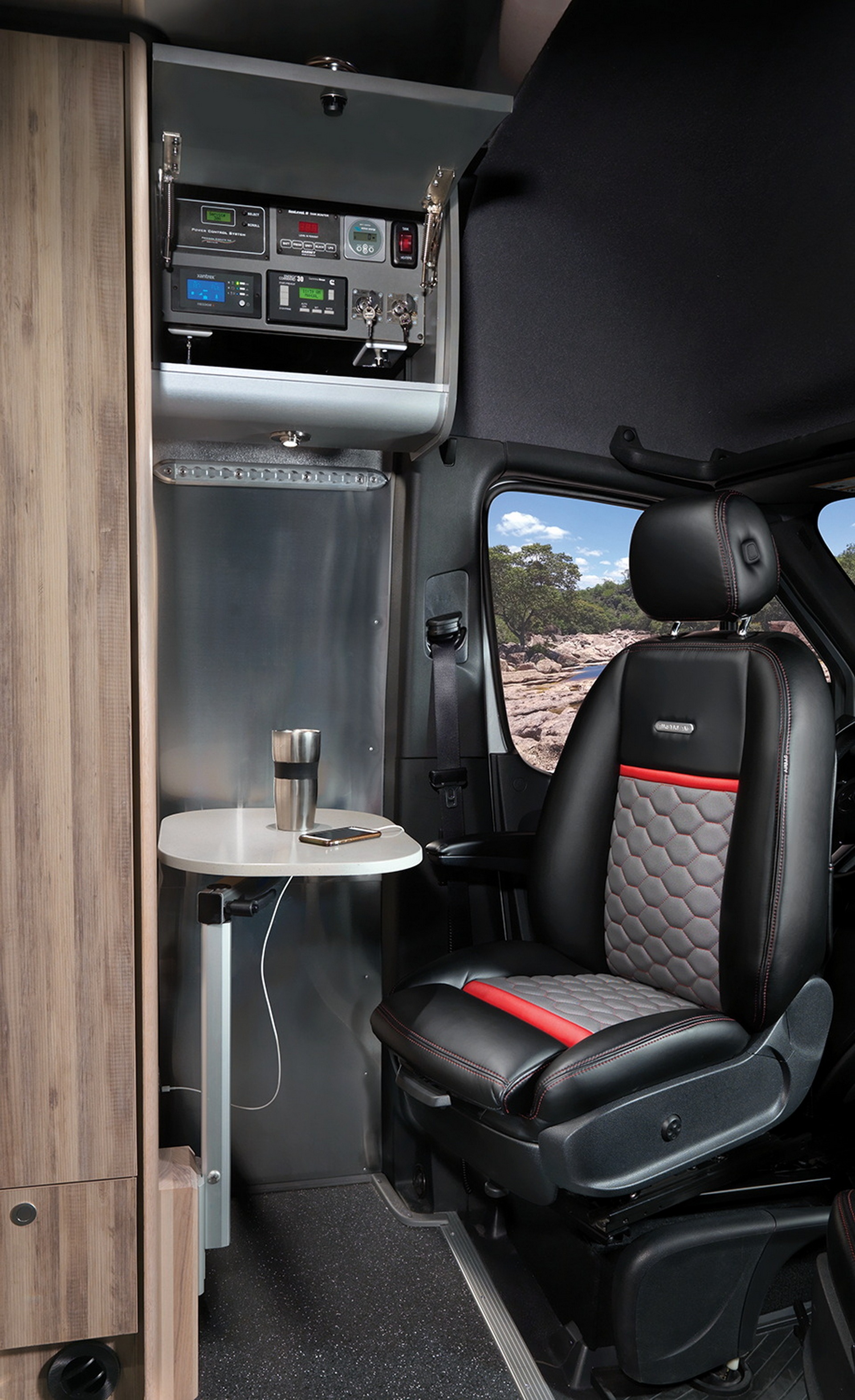 Mercedes Sprinter nâng cấp thành nhà di động  ảnh 9 Mercedes Sprinter nang cap thanh nha di dong anh 9