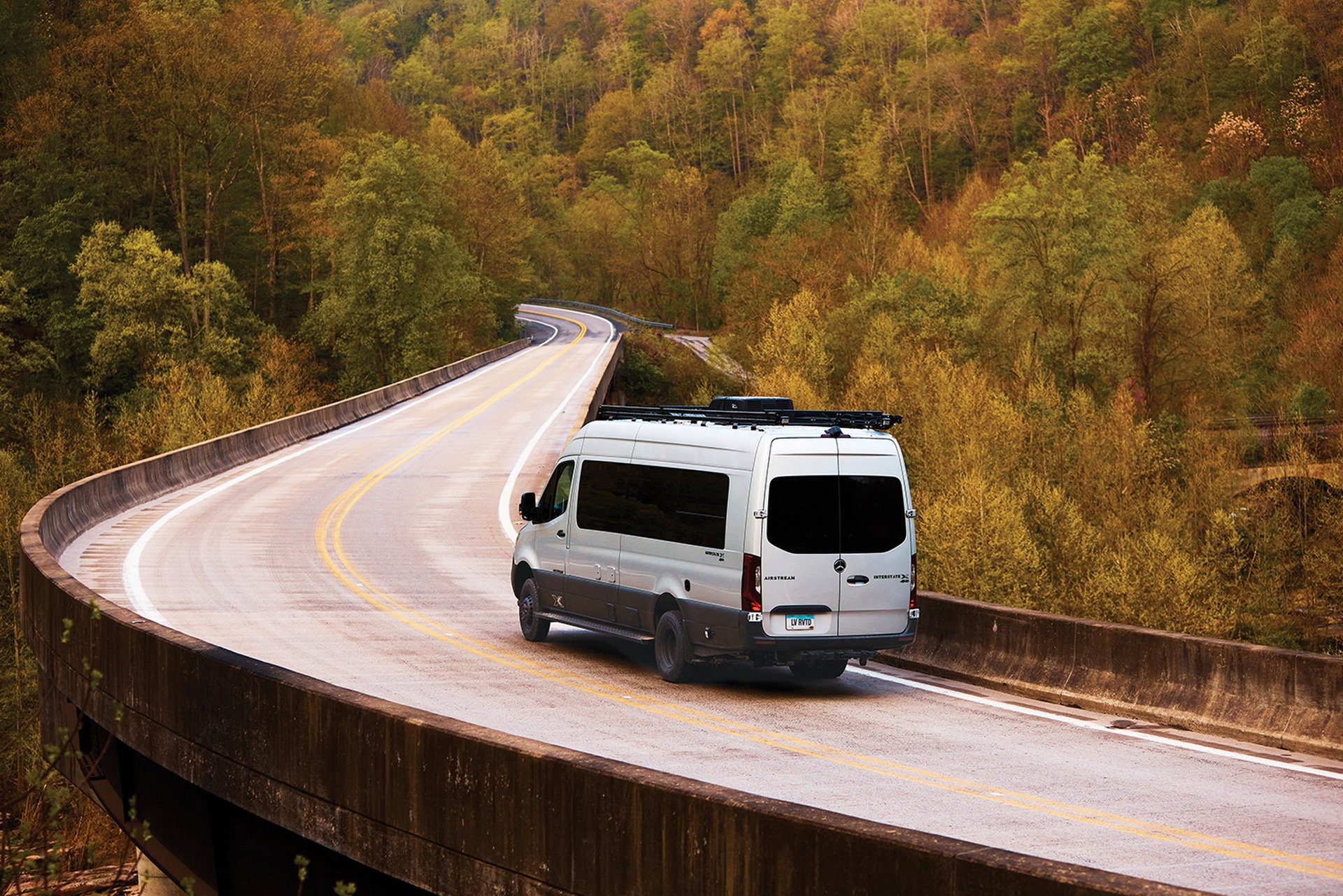 Mercedes Sprinter nâng cấp thành nhà di động  ảnh 3 Mercedes Sprinter nang cap thanh nha di dong anh 3