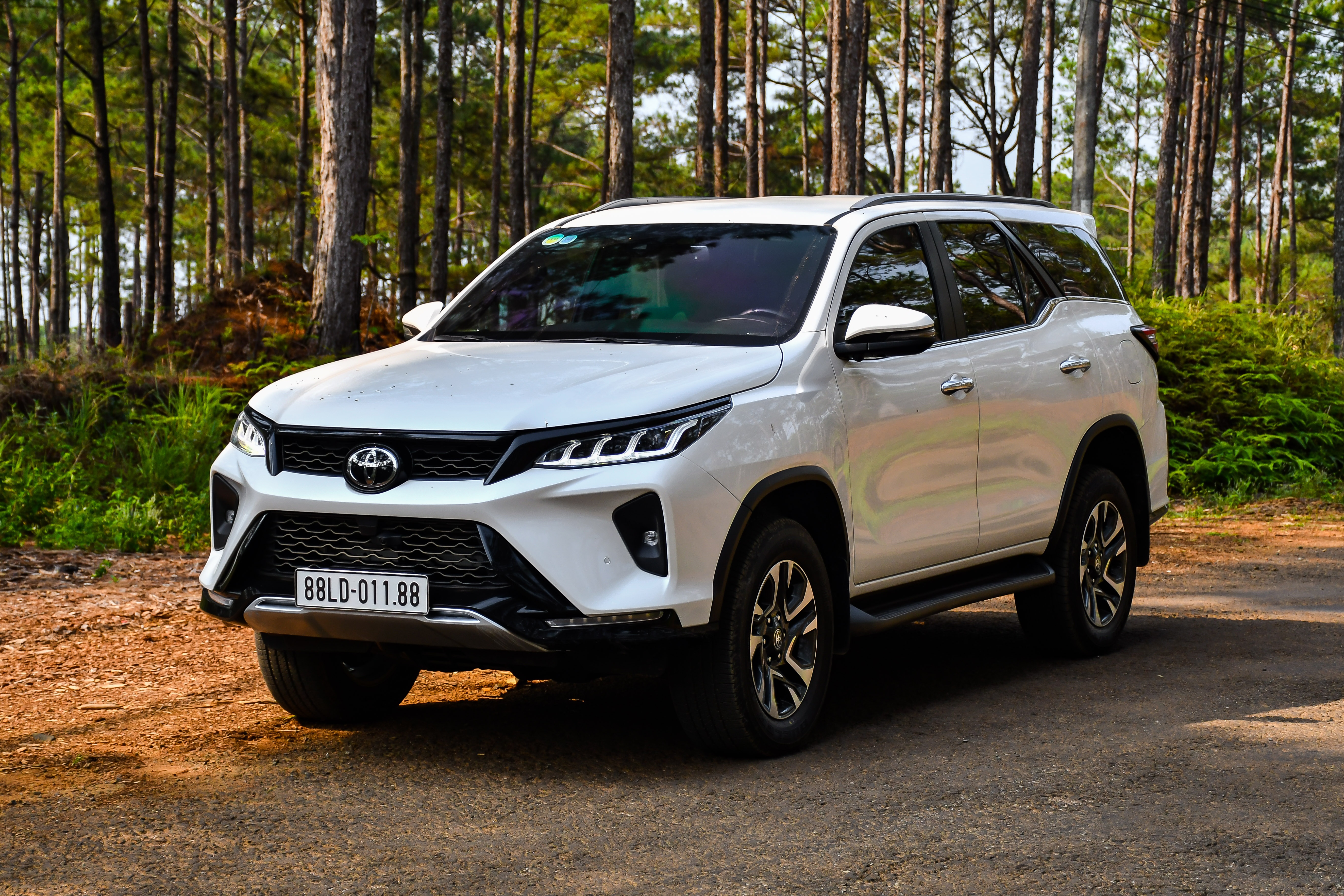 Vi sao Toyota Fortuner bi Hyundai Santa Fe va Kia Sorento vuot mat? hinh anh