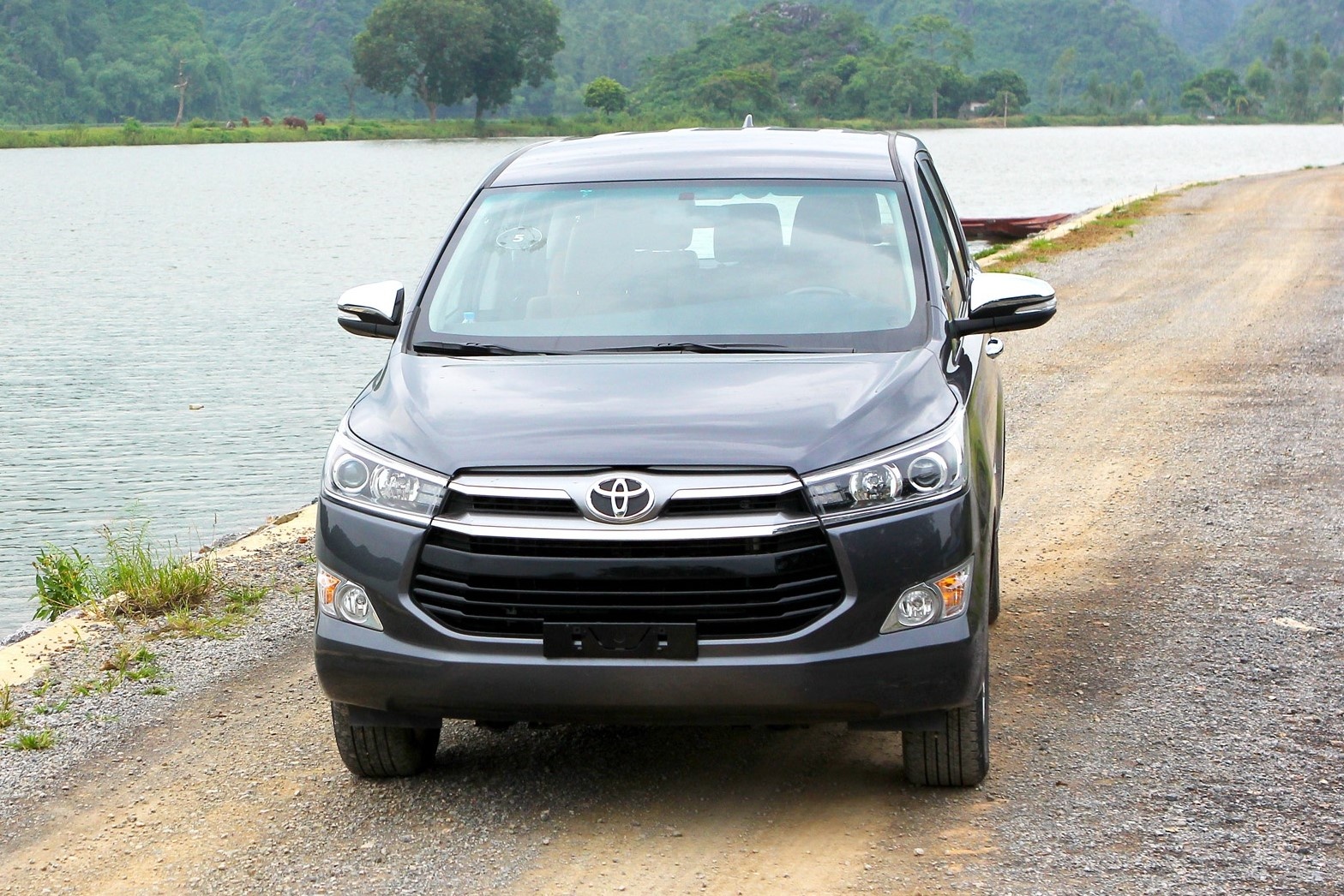 Toi nen mua Toyota Innova cu hay Mitsubishi Xpander moi voi 700 trieu? hinh anh