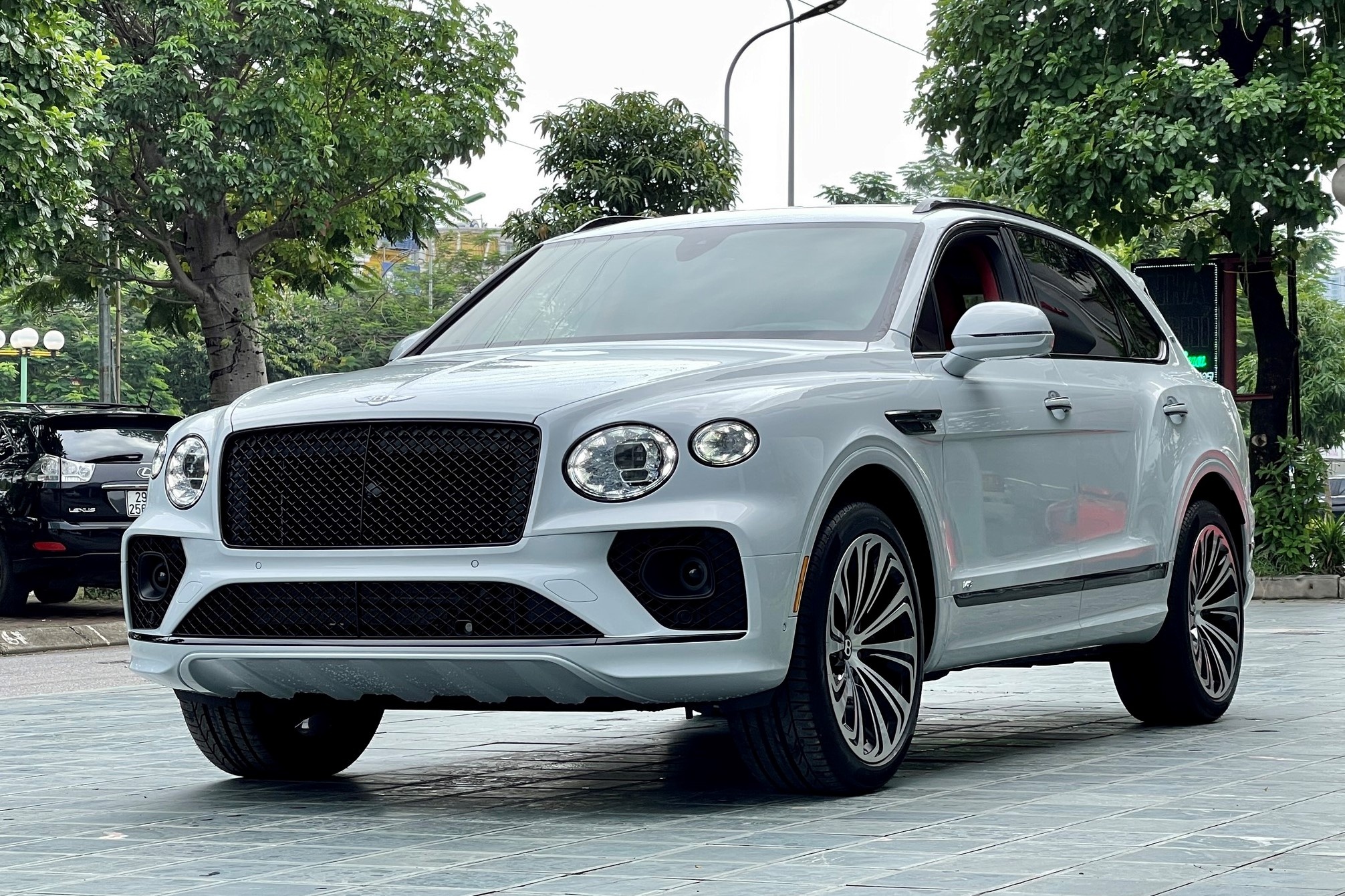 Bentley Bentayga V8 2021 voi noi that mau dac biet tai Viet Nam hinh anh