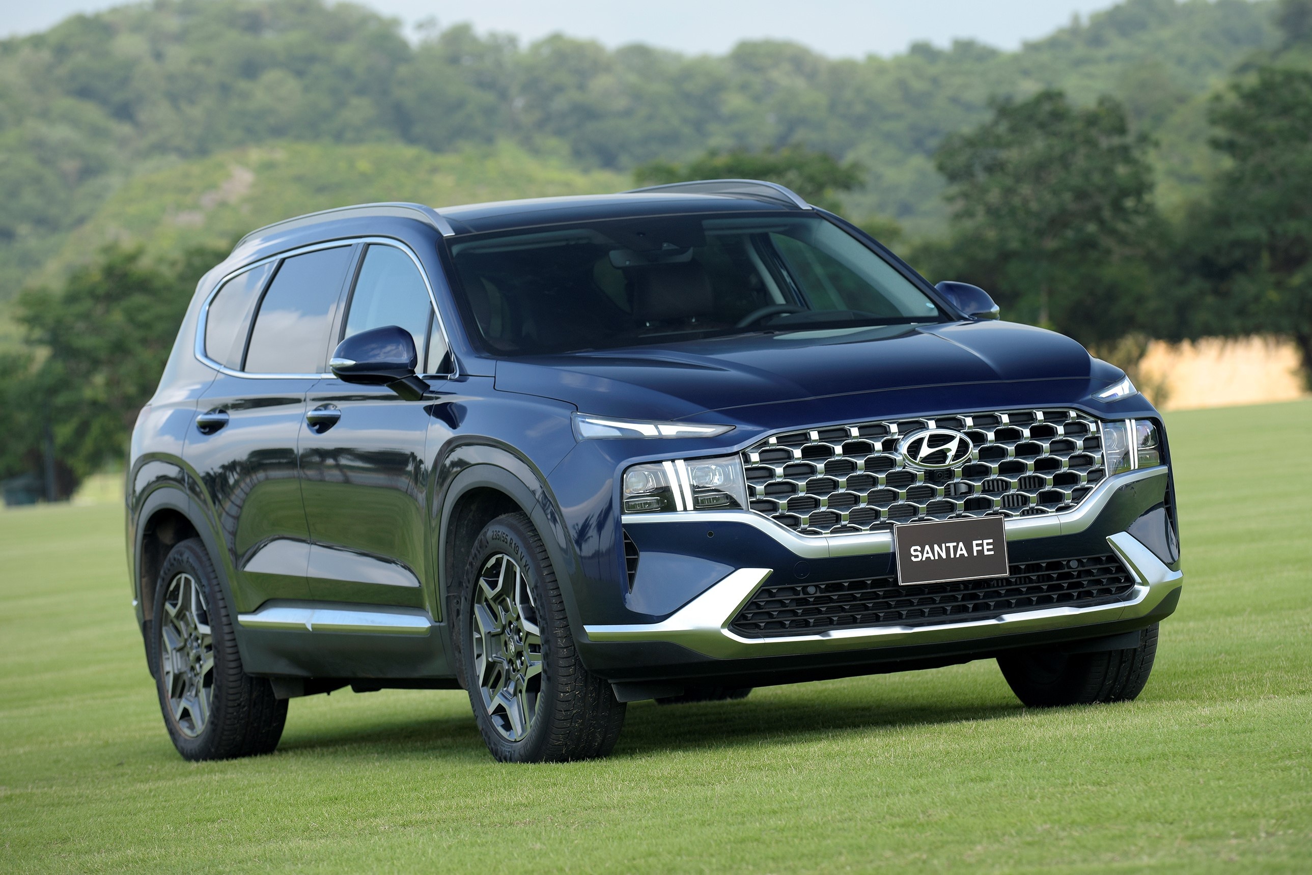 Hyundai Santa Fe ban gap 3 lan Toyota Fortuner trong thang 9 hinh anh