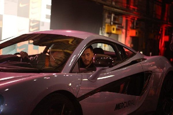 Hazard va De Bruyne ap dao ve khoan choi xe anh 3