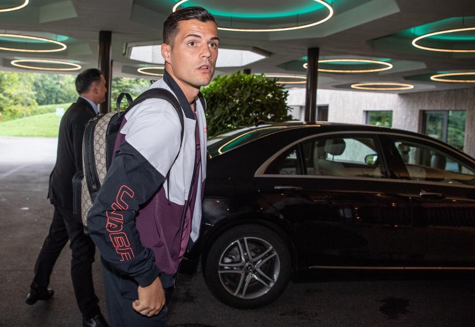 Granit Xhaka choi xe anh 2