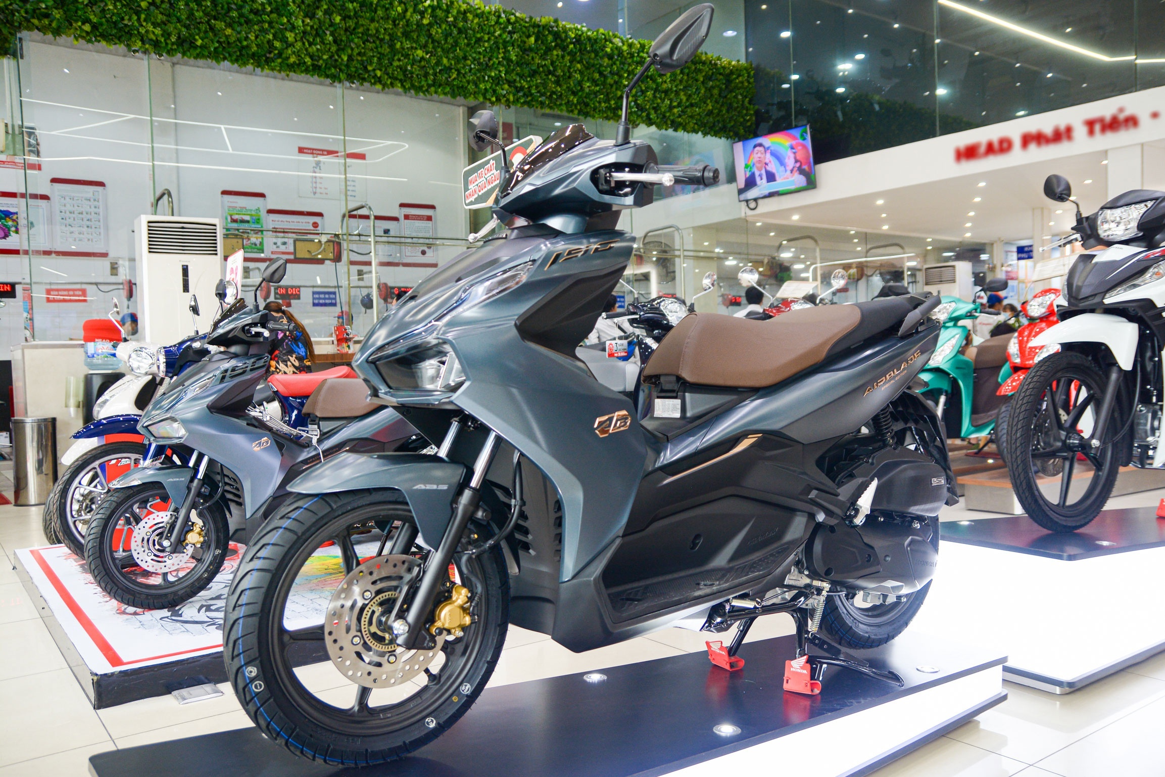 Toi nen mua Honda Air Blade hay Yamaha NVX? hinh anh
