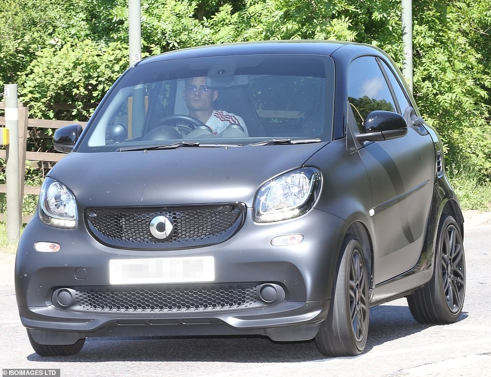 Co nhieu xe sang, ngoi sao tuyen Thuy Si van lai xe binh dan di tap hinh anh