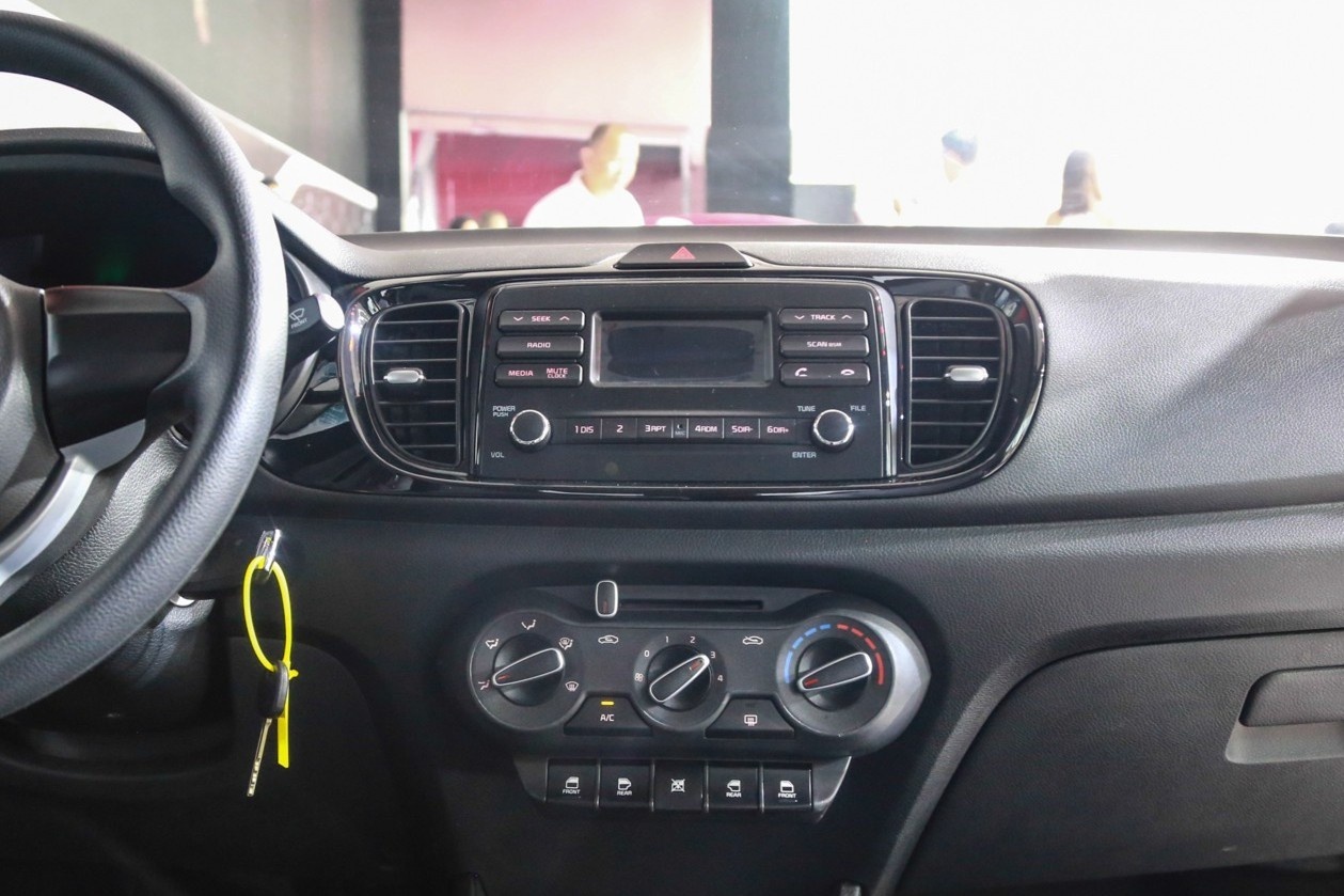 Toi co nen lap man hinh giai tri cho Kia Soluto ban so san? hinh anh