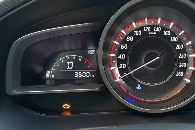 Xe dang chay noi den check engine, toi nen di tiep hay dung lai? hinh anh