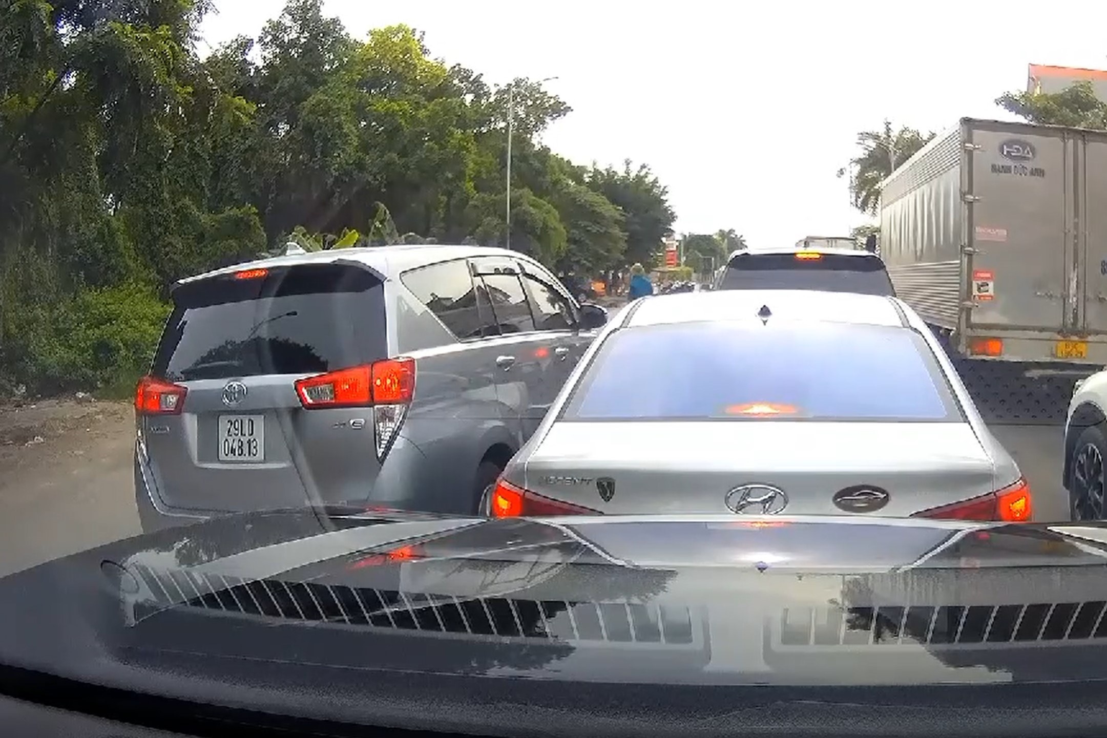 Toi co nen nhuong duong cho oto lan lan, chen hang? hinh anh