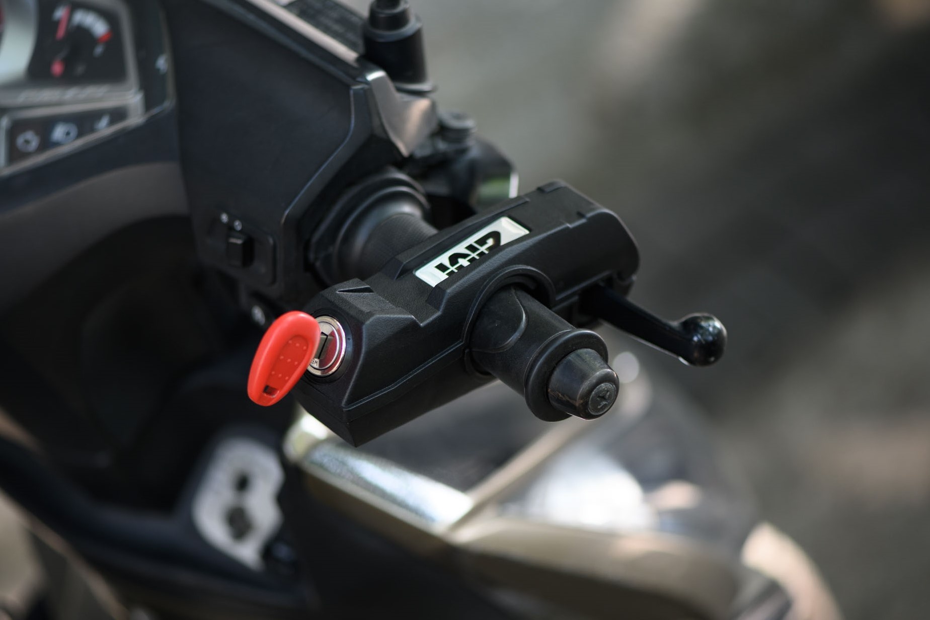 Dung khoa chong trom gia re nao cho xe may? hinh anh