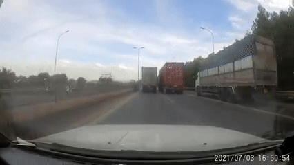 Toi nen lam gi khi bi xe tai chay cham chan duong? hinh anh