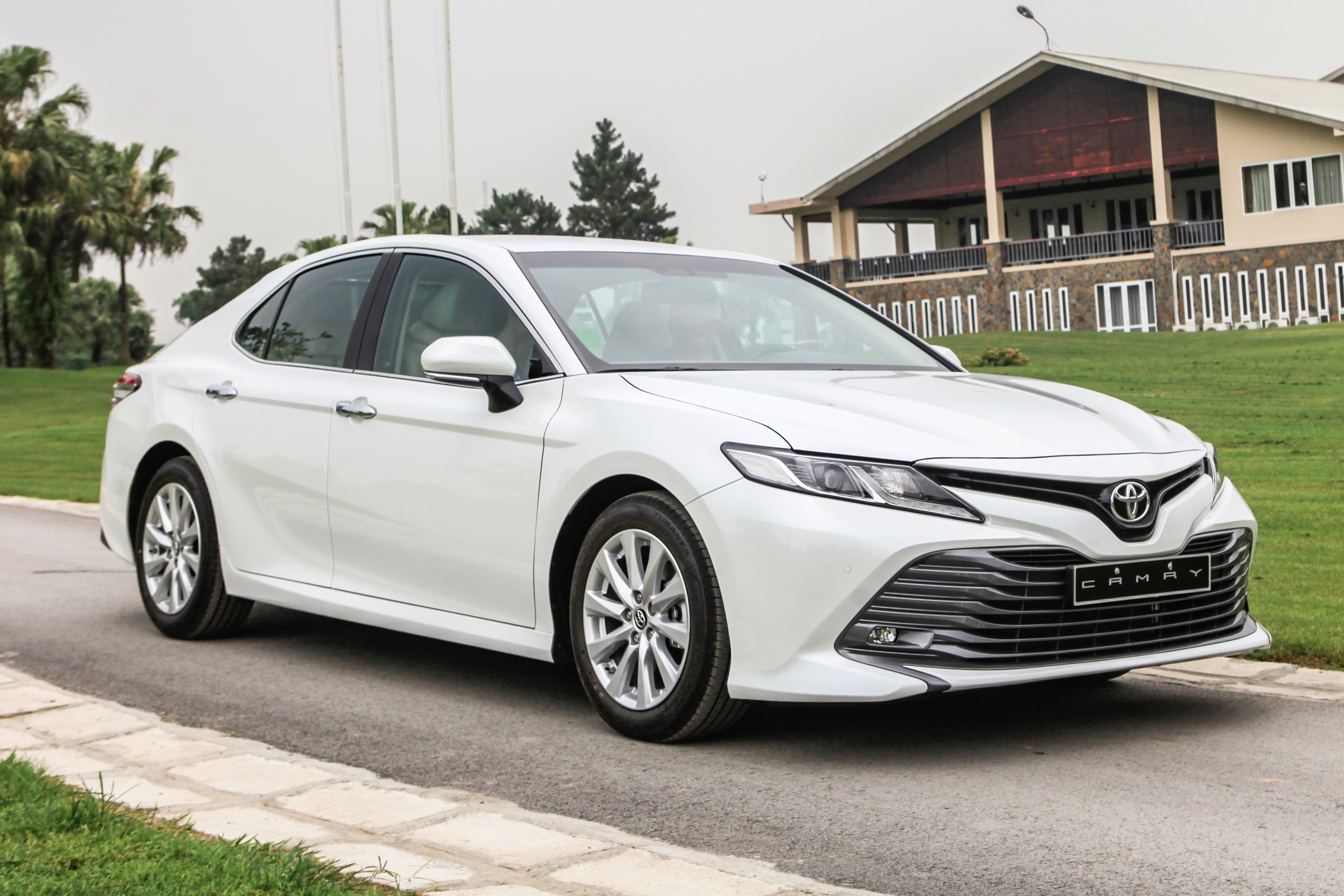 Toi nen mua Toyota Camry hay Mercedes-Benz C200 2017 voi 1 ty dong? hinh anh