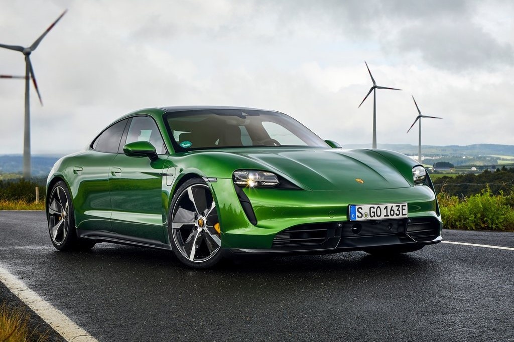 Porsche Taycan co the mat dien khi dang chay anh 1