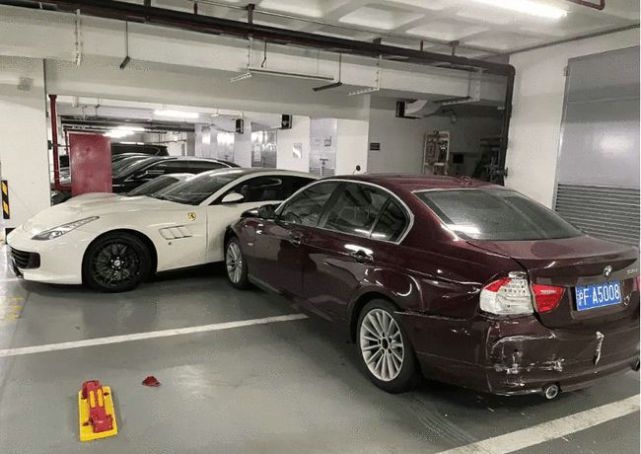 BMW dam hong sieu xe Ferrari va Porsche anh 1