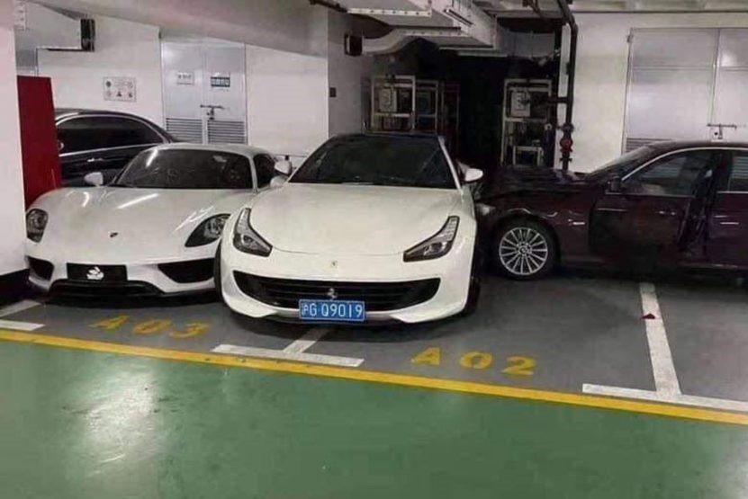 Tai xe lai BMW dam hong sieu xe Ferrari va Porsche o Trung Quoc hinh anh