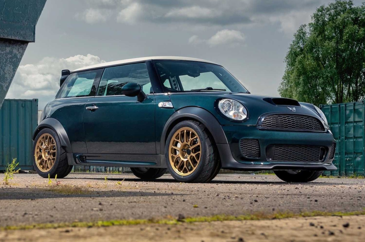 Chiec MINI Cooper manh 414 ma luc sau khi gan dong co V8 cua BMW M3 hinh anh