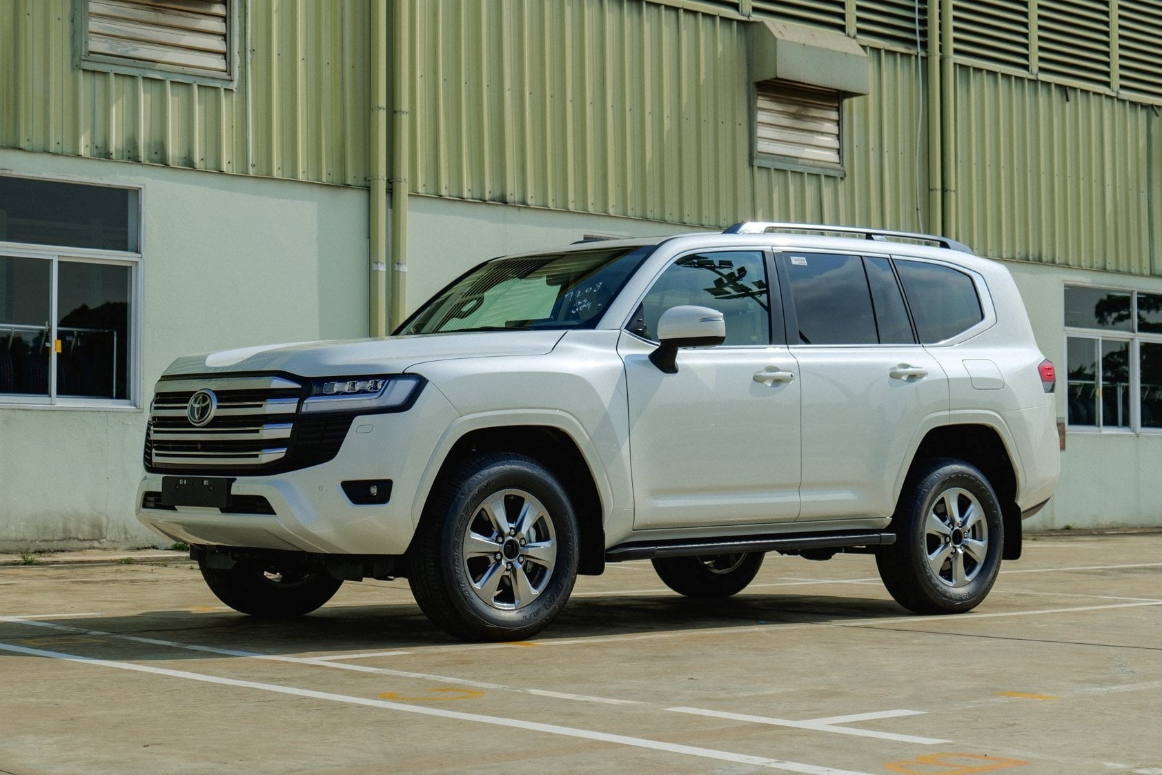 Mua SUV tam gia 4 ty dong nao ngoai Mercedes-Benz va BMW? hinh anh