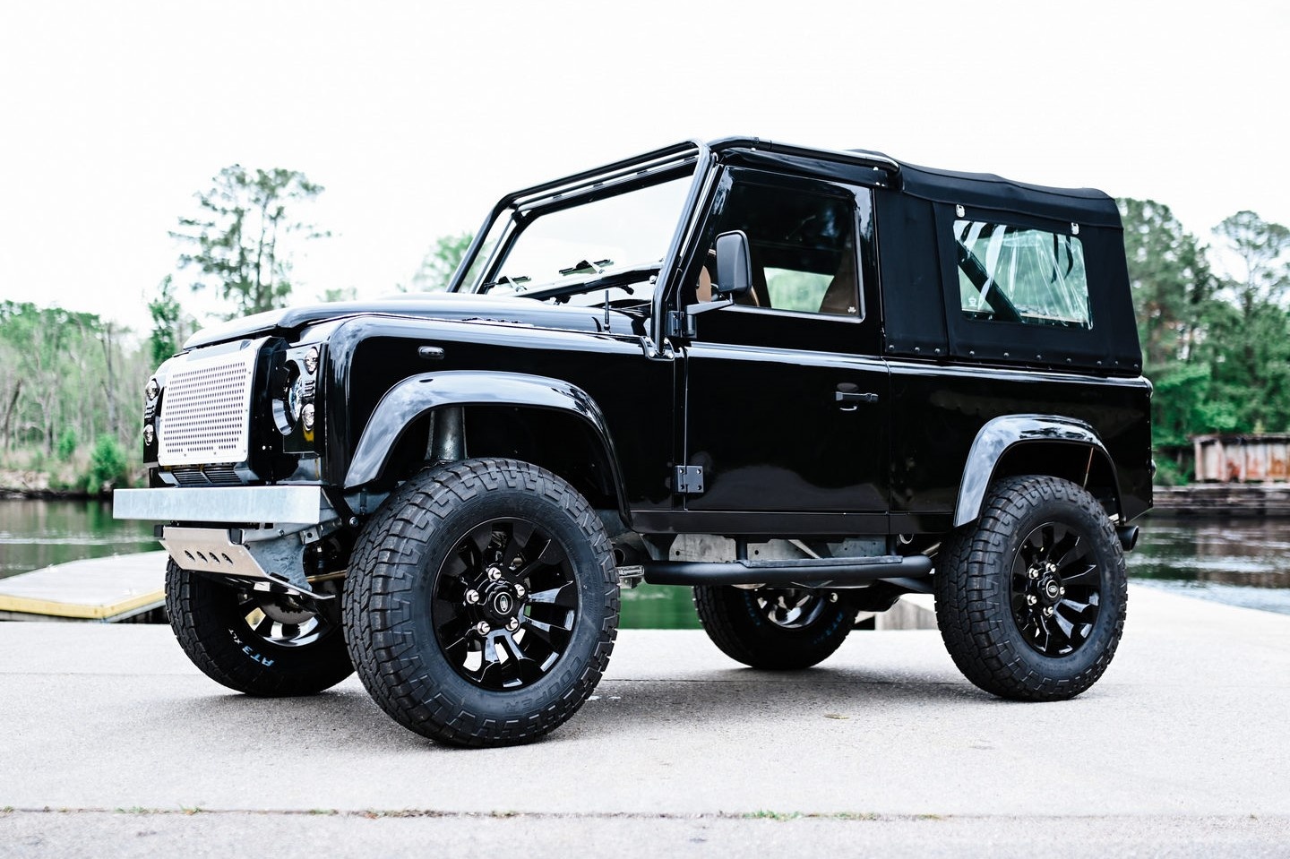 Land Rover Defender doi 1997 dung dong co V8 6.2L manh 435 ma luc hinh anh