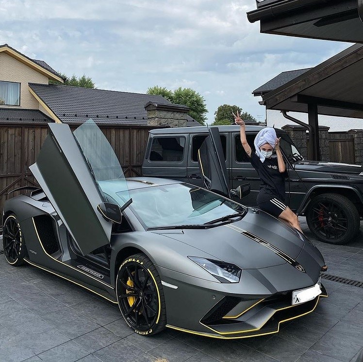 chu sieu xe gap hoa voi Lamborghini Aventador anh 4