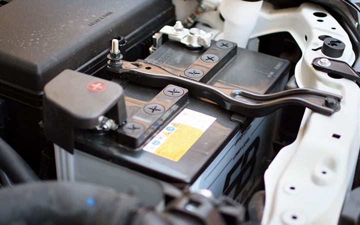 Toi nen lam gi de bao ve binh ac-quy khi oto lau ngay khong di? hinh anh