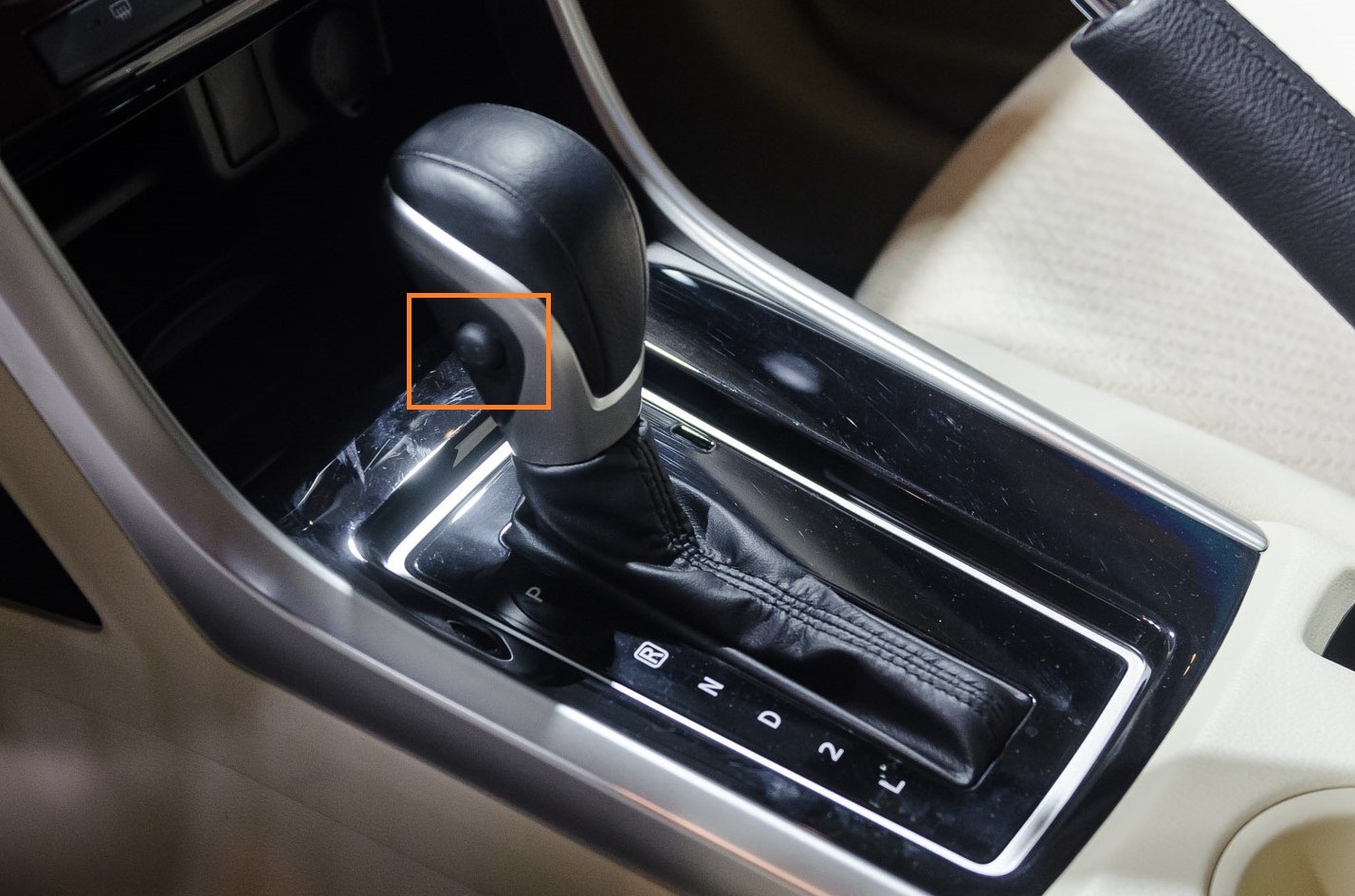 nut bam bi an tren oto anh 2