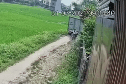 Tai xe xe tai dung hay sai khi lui vao xe dap trong diem mu? hinh anh