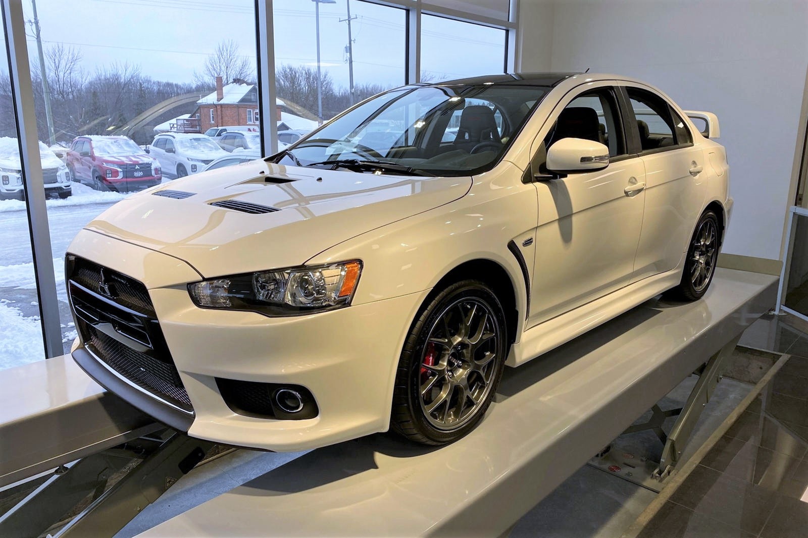 Chiec Mitsubishi Lancer Evo cuoi cung o Canada dat ngang Porsche 911 hinh anh