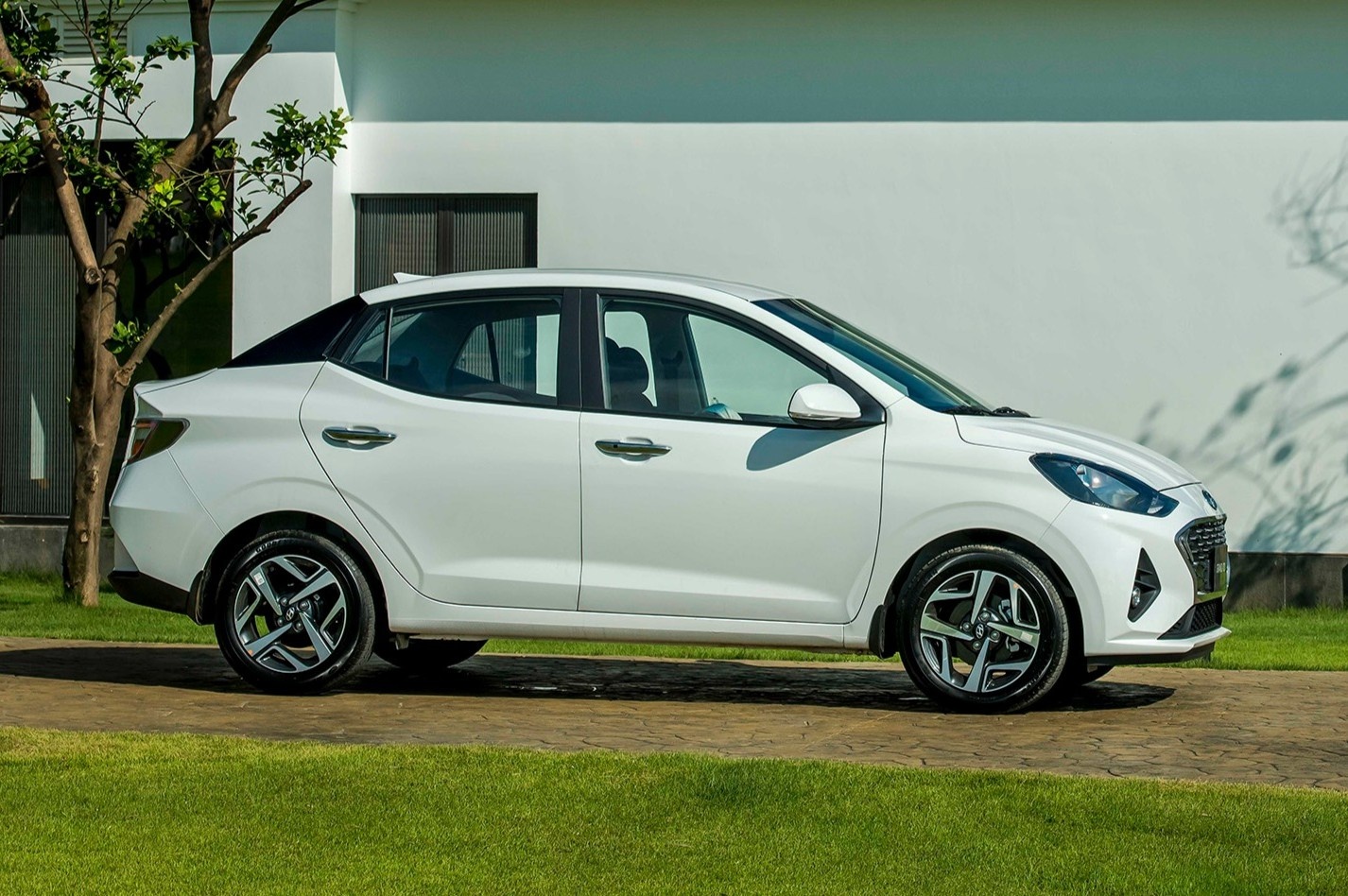 Co 400 trieu dong toi nen mua Hyundai Grand i10 Sedan hay Kia Soluto? hinh anh