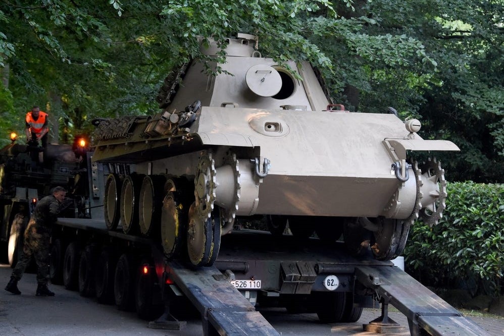 Nguoi dan ong bi phat 293.000 USD vi cat giu xe tang cua phat xit Duc hinh anh