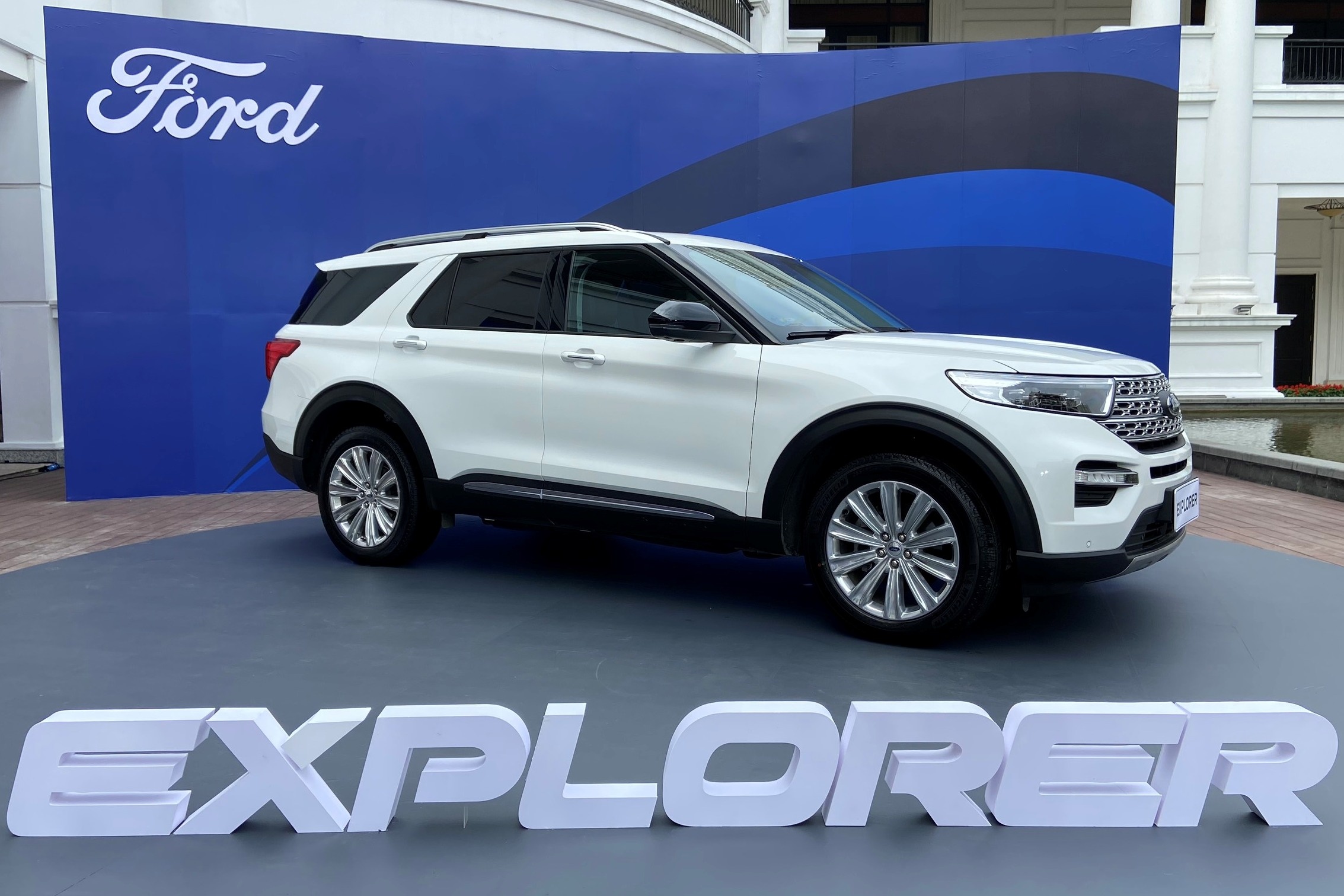 Ford Explorer 2022 co gia 2,366 ty dong tai Viet Nam hinh anh