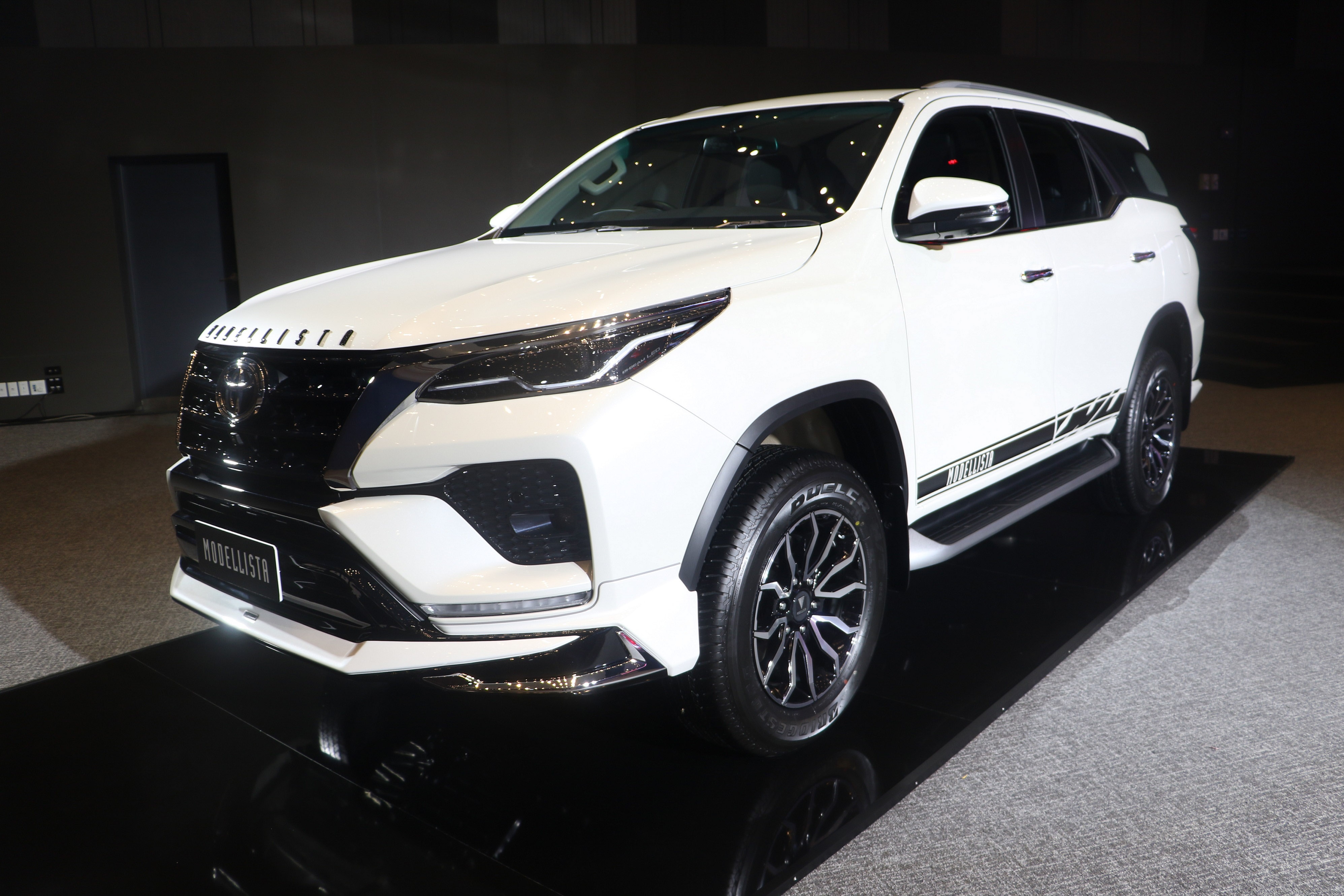 Toyota Fortuner 2021 co them goi phu kien chinh hang hinh anh