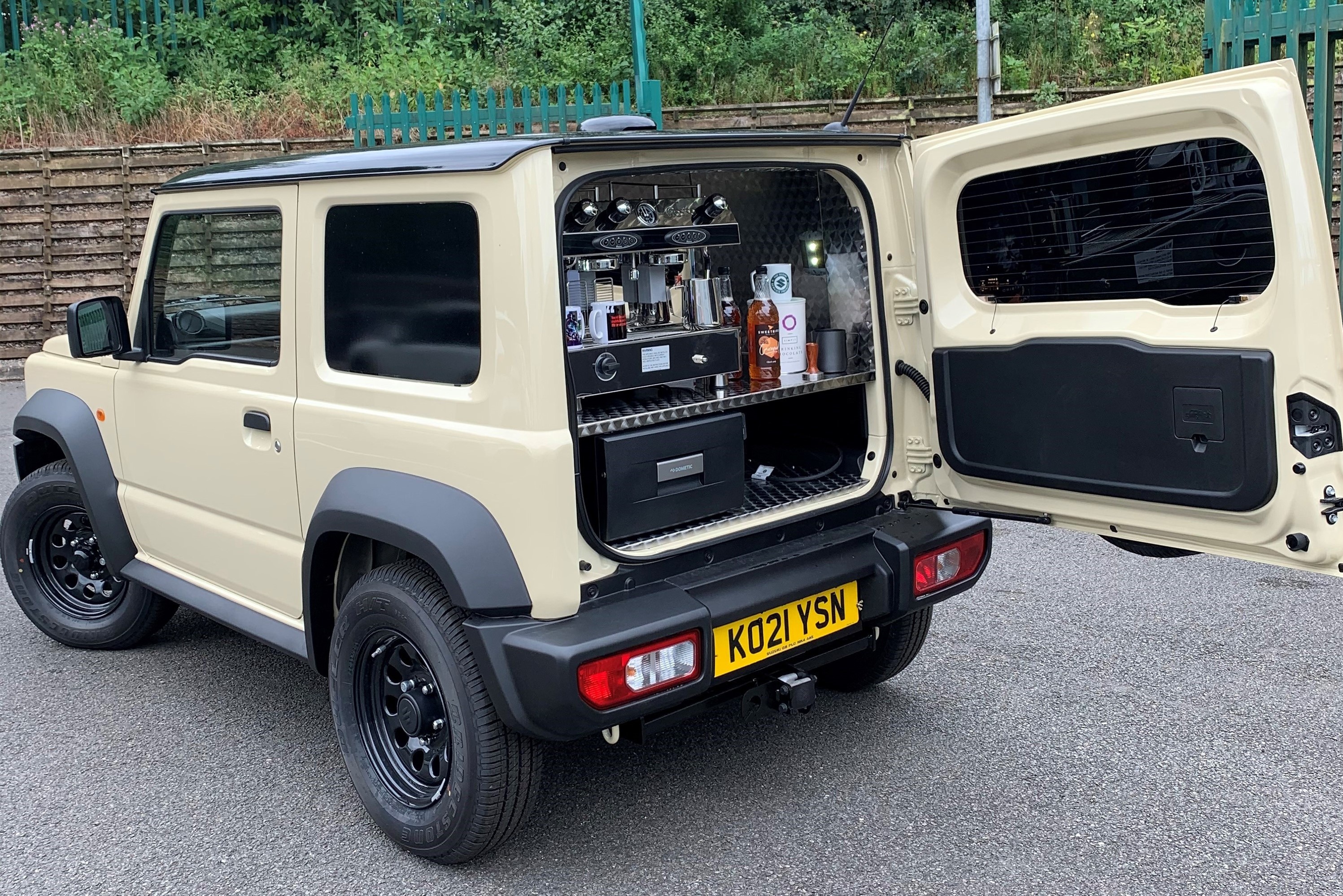 Suzuki Jimny duoc nang cap thanh quan ca phe di dong hinh anh