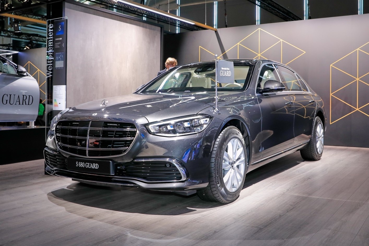 Phien ban Mercedes-Benz S-Class boc thep co gia hon nua trieu USD hinh anh