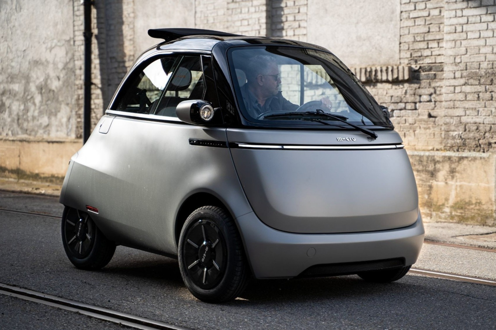 Oto dien co nho Microlino 2.0 co gia tu 14.770 USD hinh anh