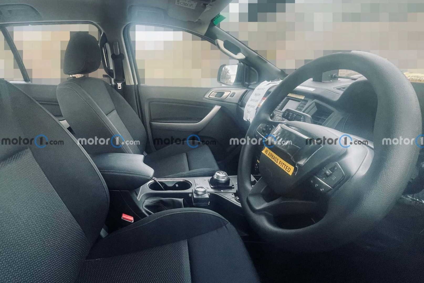 Lo anh noi that cua Ford Ranger va Everest the he moi hinh anh