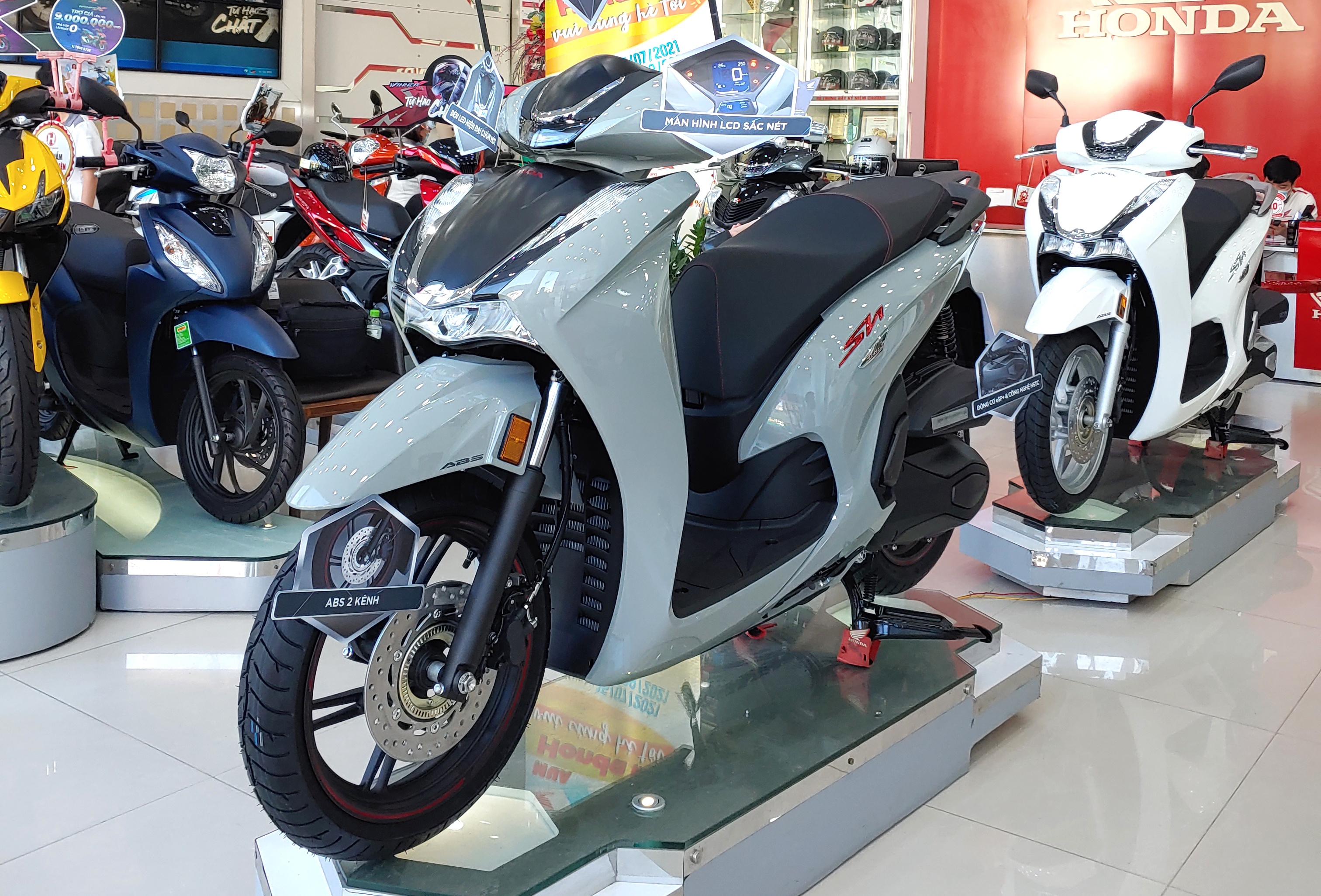 Honda SH 350i anh 11