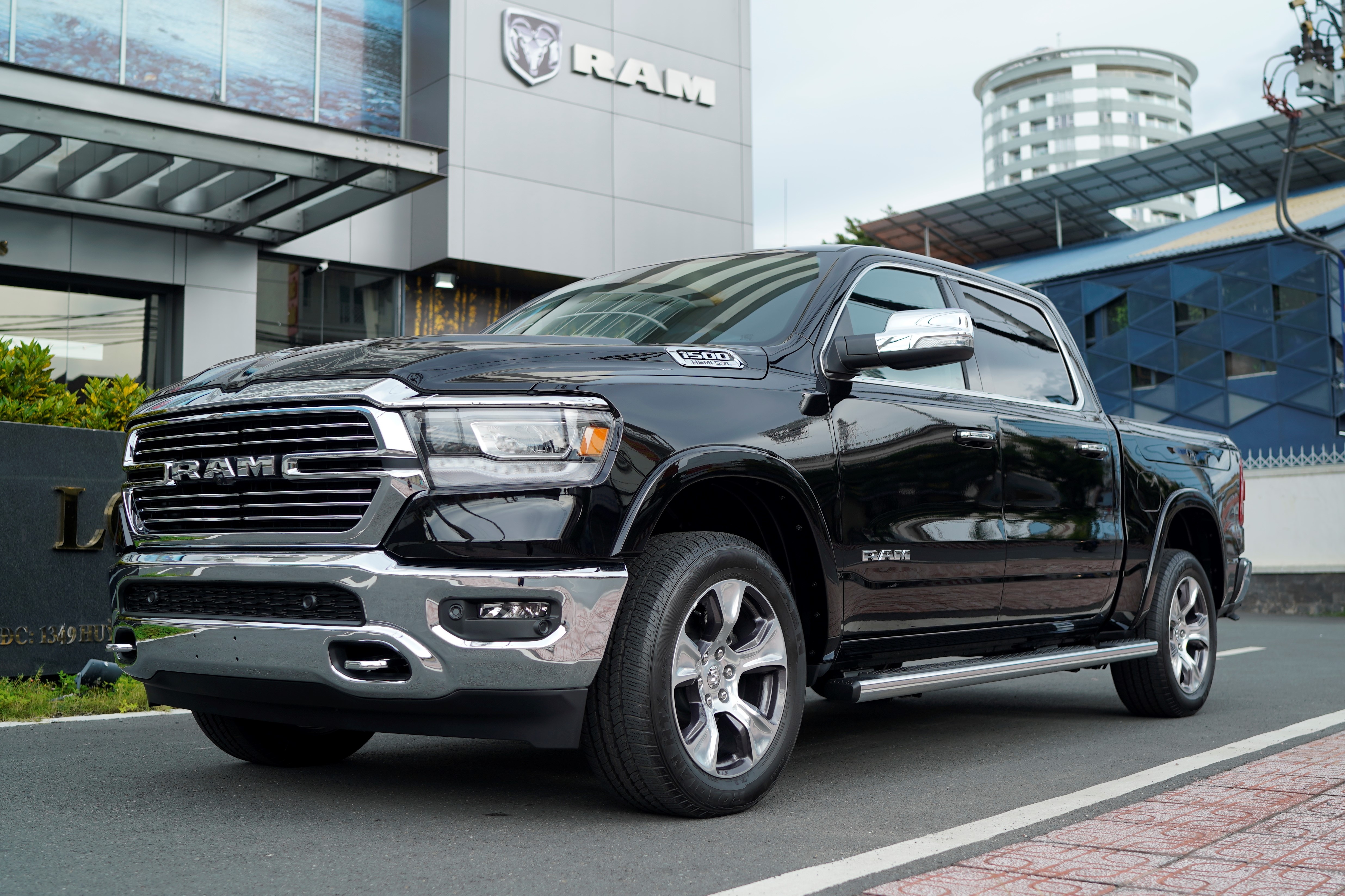 RAM 1500 ra mat tai Viet Nam, ban tai hang nang co gia tu 5,38 ty dong hinh anh