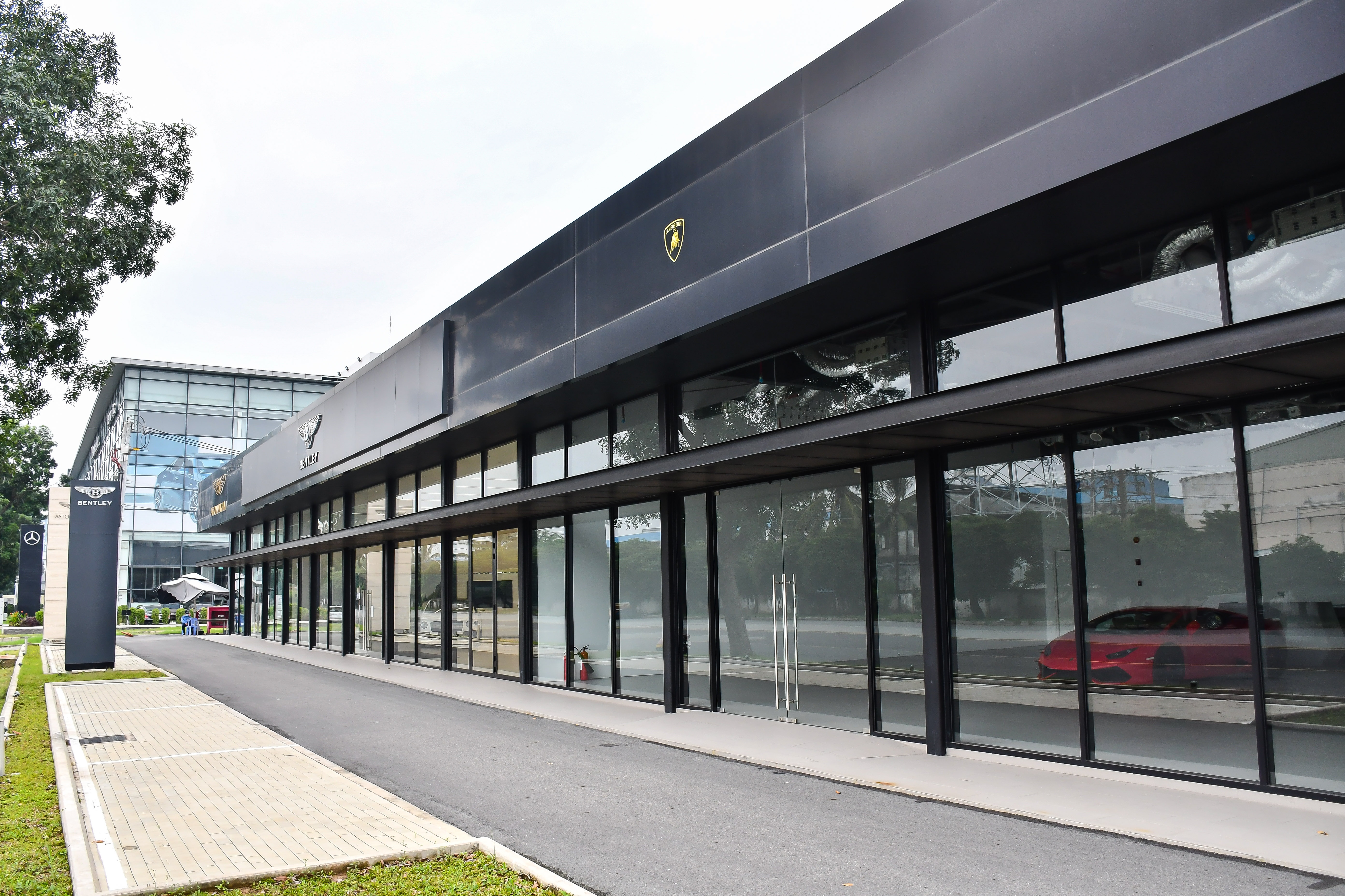 showroom sieu xe anh 4