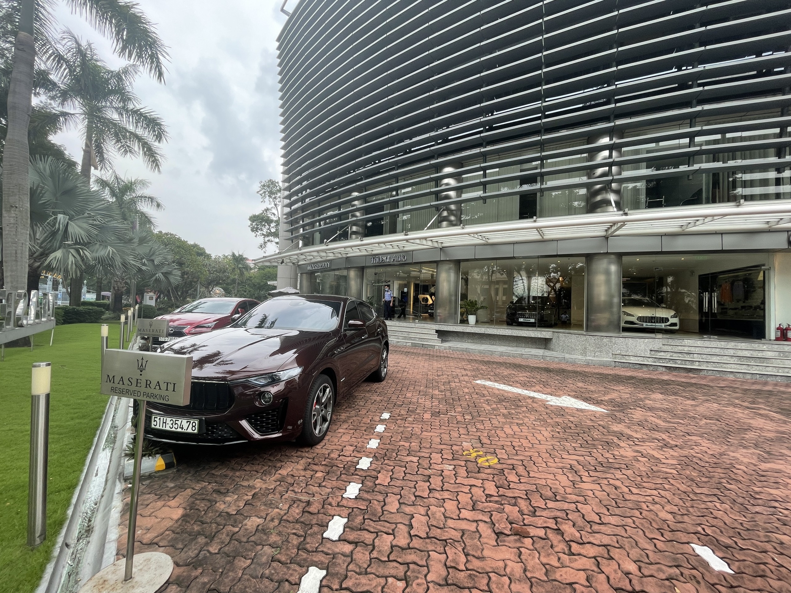 showroom sieu xe anh 9