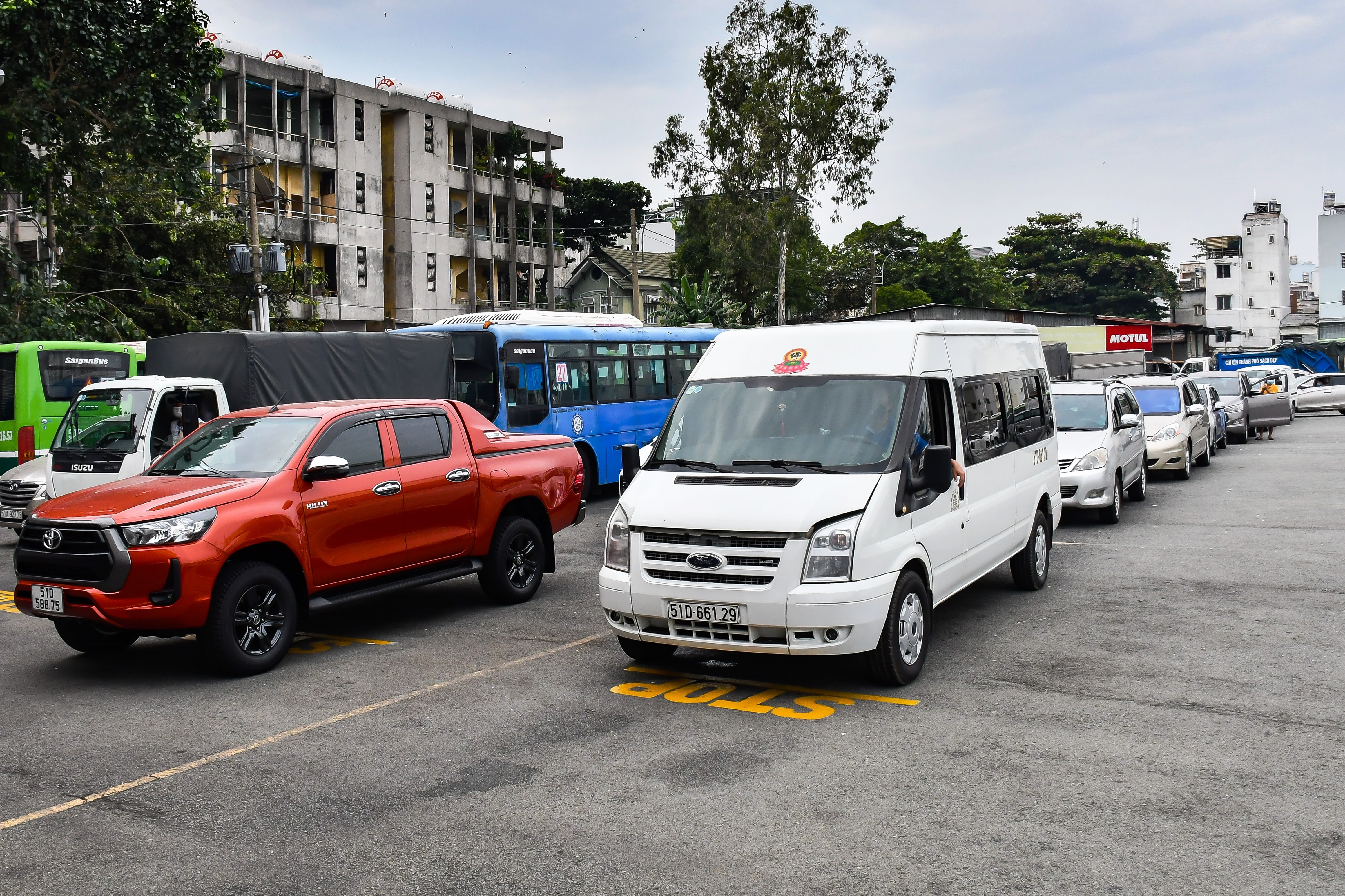 Den tu sang som, xep hang nua ngay de dang kiem oto o TP.HCM hinh anh