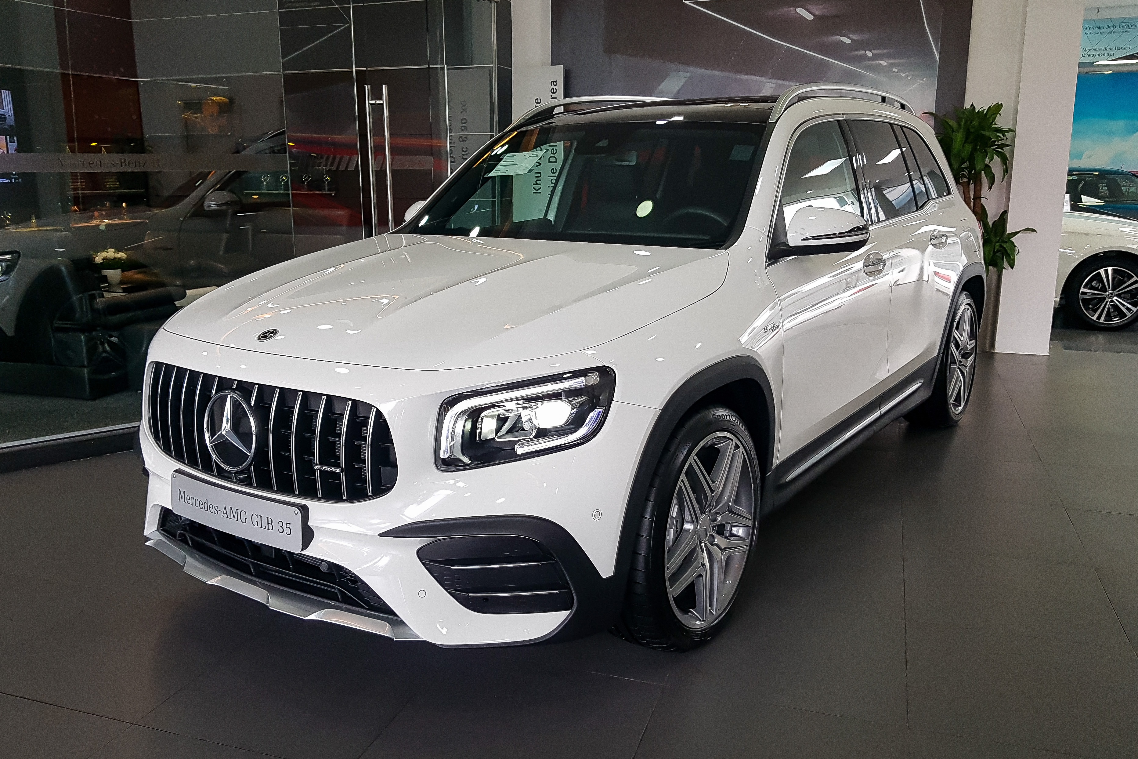 Chi tiet SUV hieu suat cao Mercedes-AMG GLB 35 gia 2,69 ty dong hinh anh
