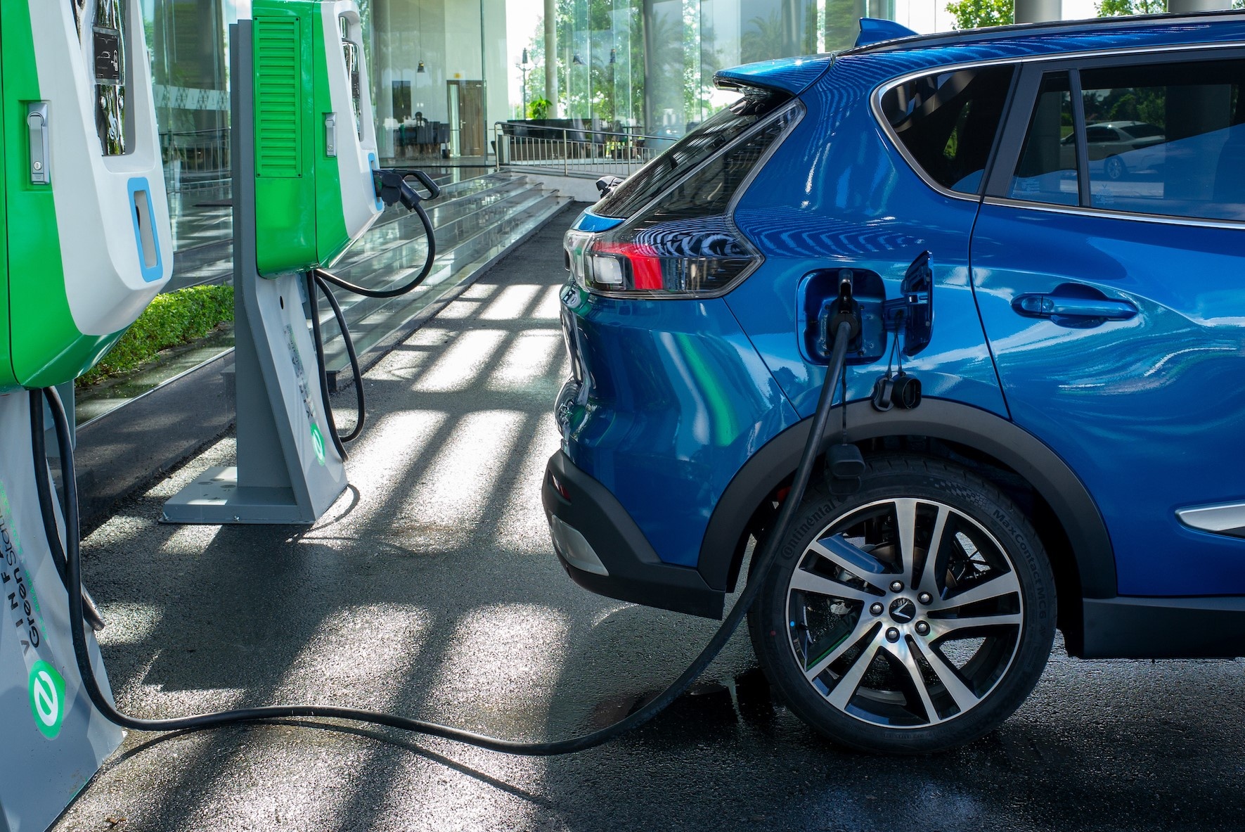 Dau la vi tri dat cong sac toi uu tren oto dien? hinh anh