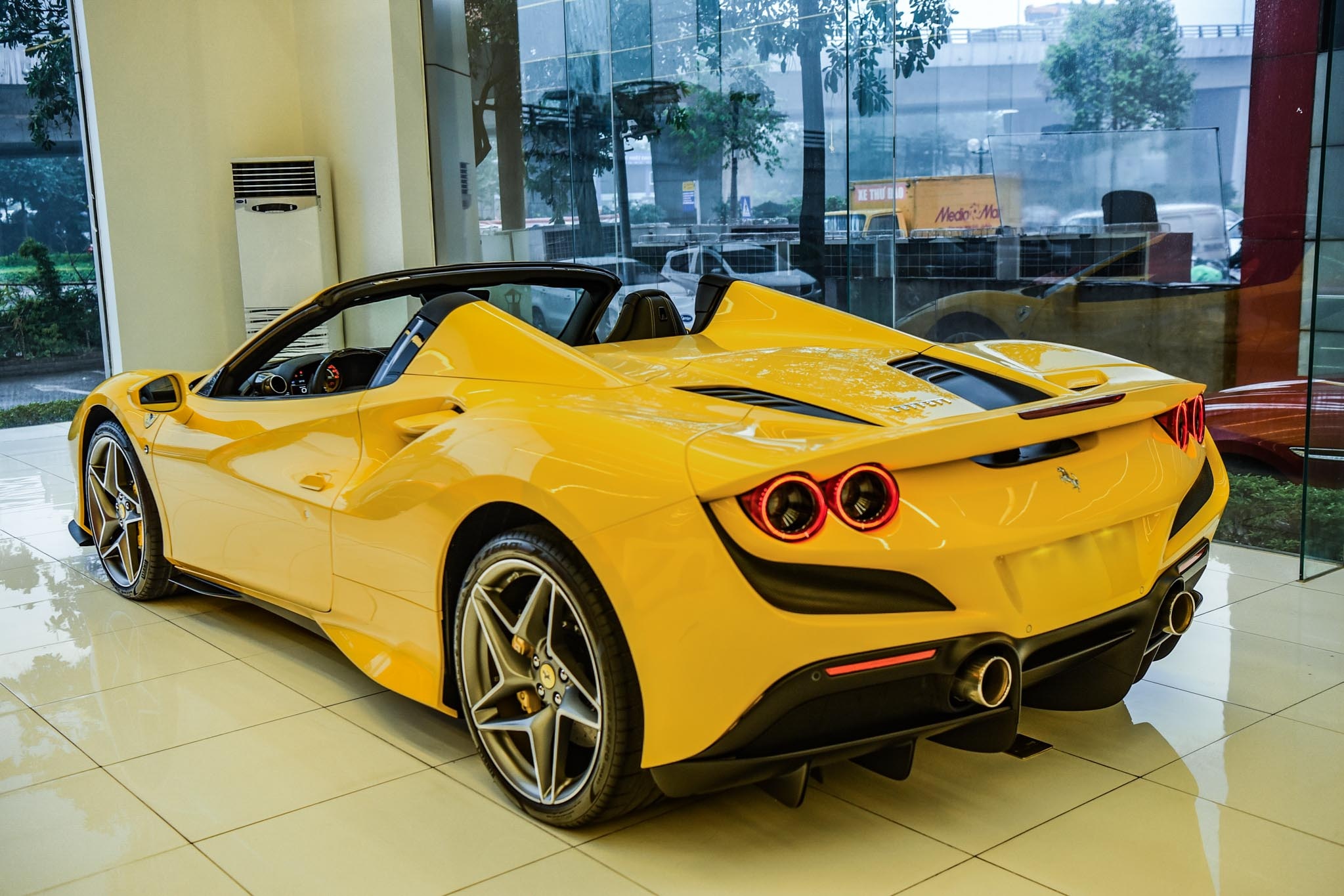 Ferrari F8 Spider anh 3