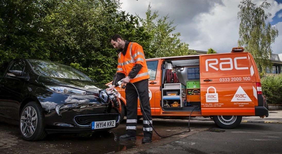Lam gi khi oto dien het pin tren duong? hinh anh