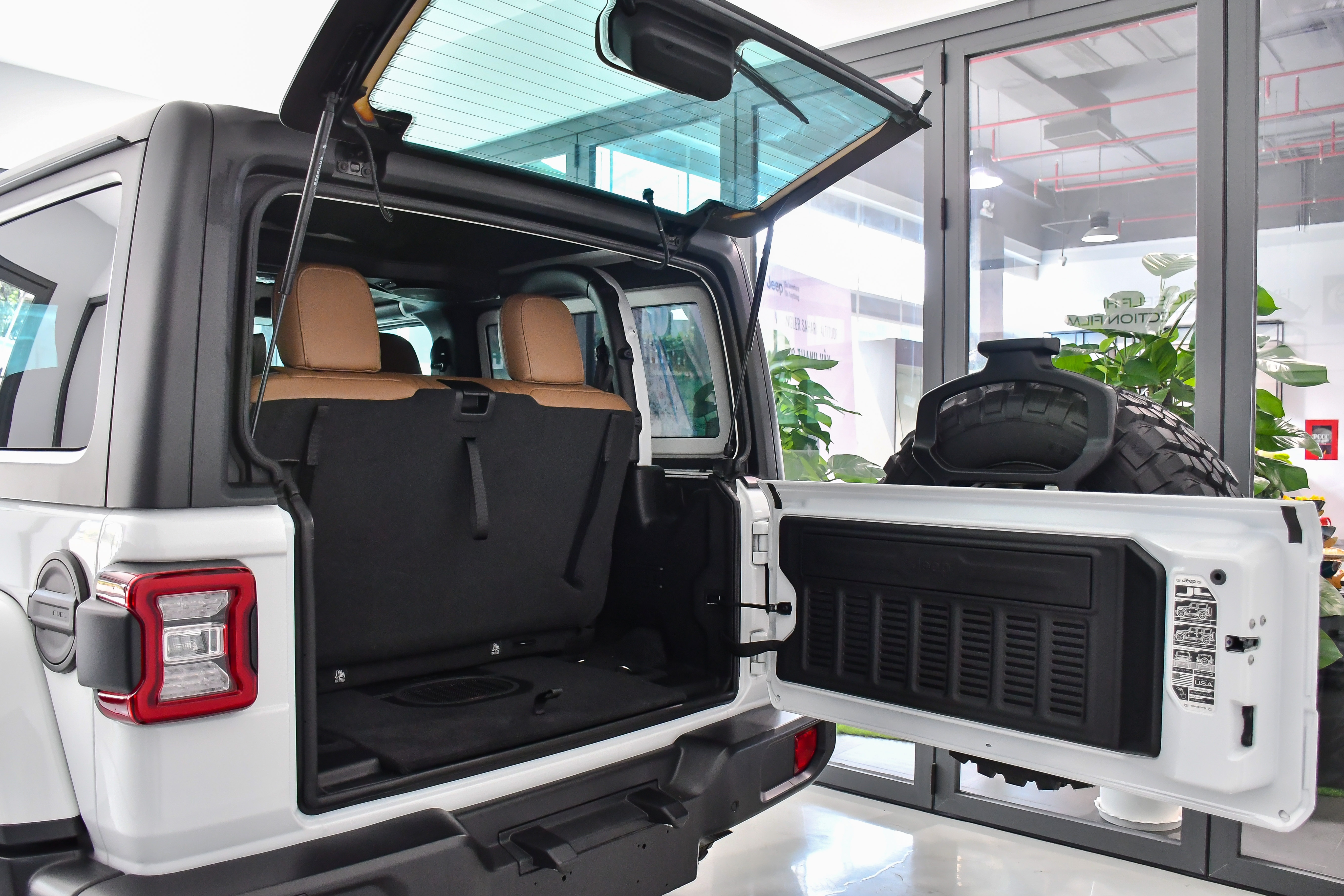 Jeep Wrangler Rubicon 2 cua anh 10