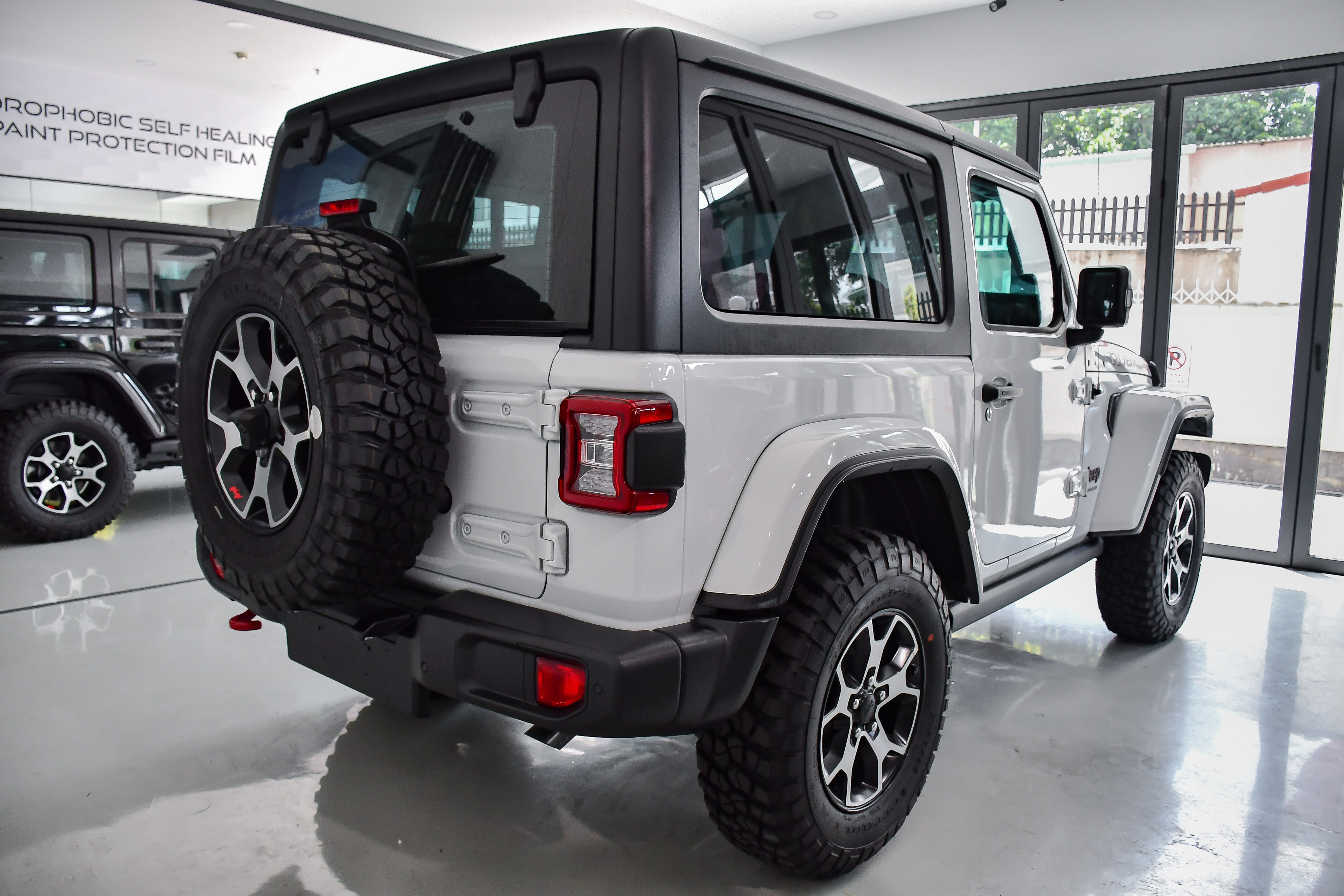 Jeep Wrangler Rubicon 2 cua anh 4